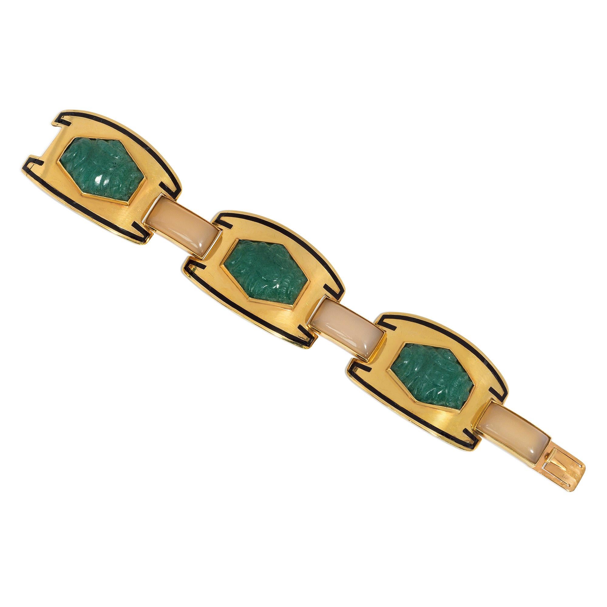 Ein Art-Deco-Armband aus Gold, Quarz und schwarzer Emaille, bestehend aus drei geschwungenen Goldplatten mit schwarzem Emaille-Dekor, die jeweils von sechseckigen geschnitzten Aventurin-Quarz-Platten zentriert werden, mit rechteckigen