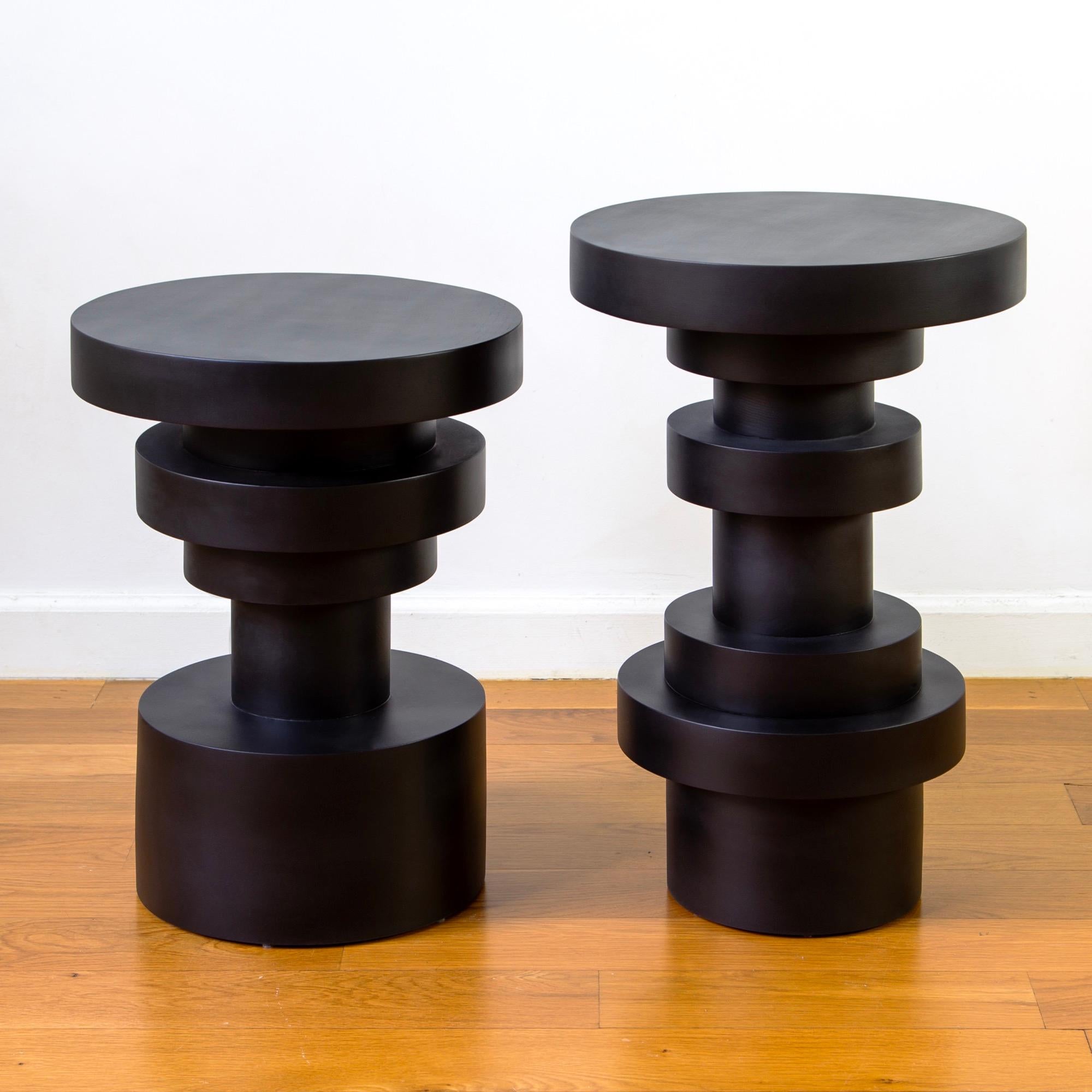 Américain Table de chevet Sass de Souda, courte, noire, table de nuit en Wood, fabriquée sur commande en vente