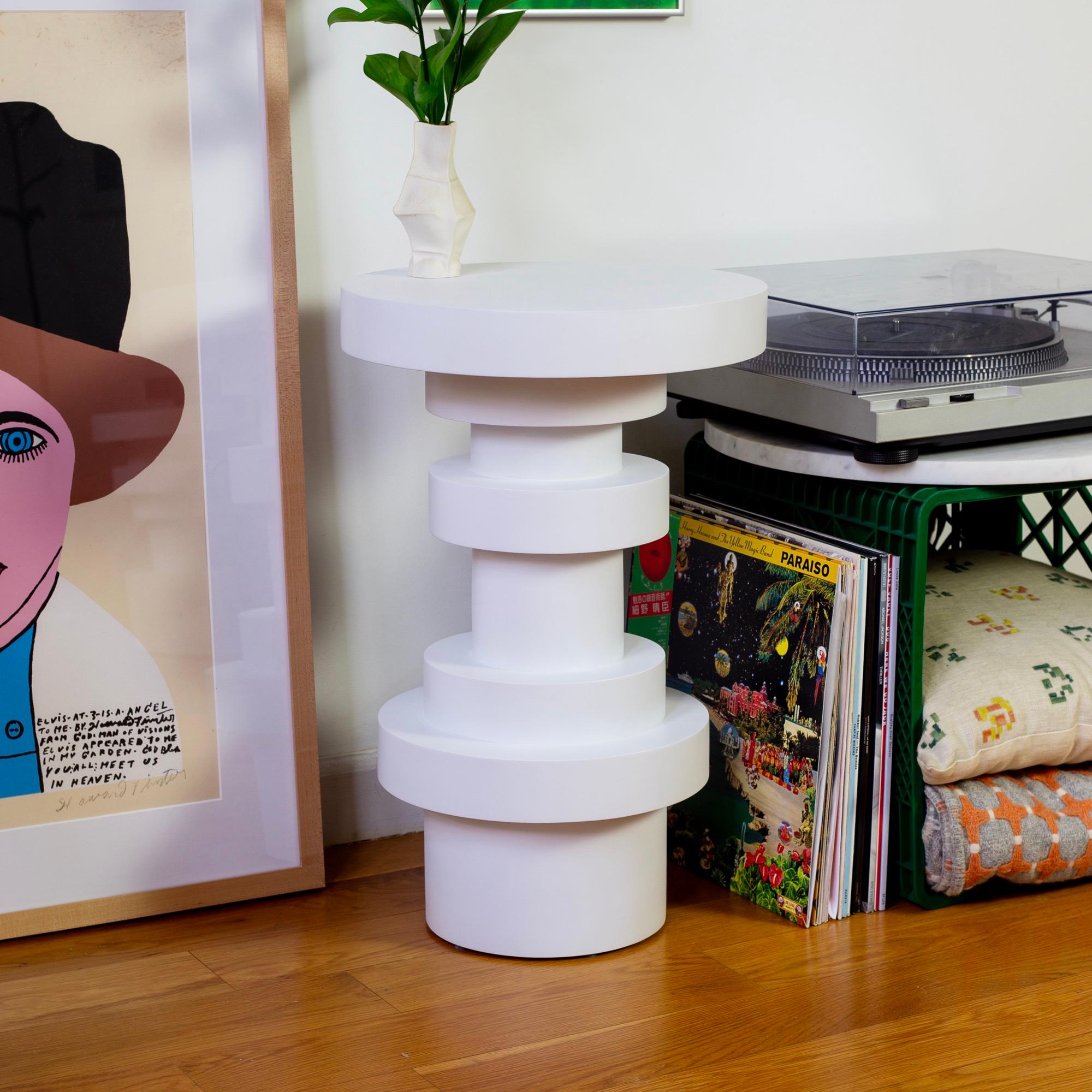 Questo annuncio si riferisce a 1x Tavolino alto Sass di Souda in colore bianco. Ne produciamo anche una versione più corta: vedi le altre inserzioni.

Le forme simili a totem di ogni pezzo della Serie Sass sono ispirate a Ettore Sottsass.

Creato