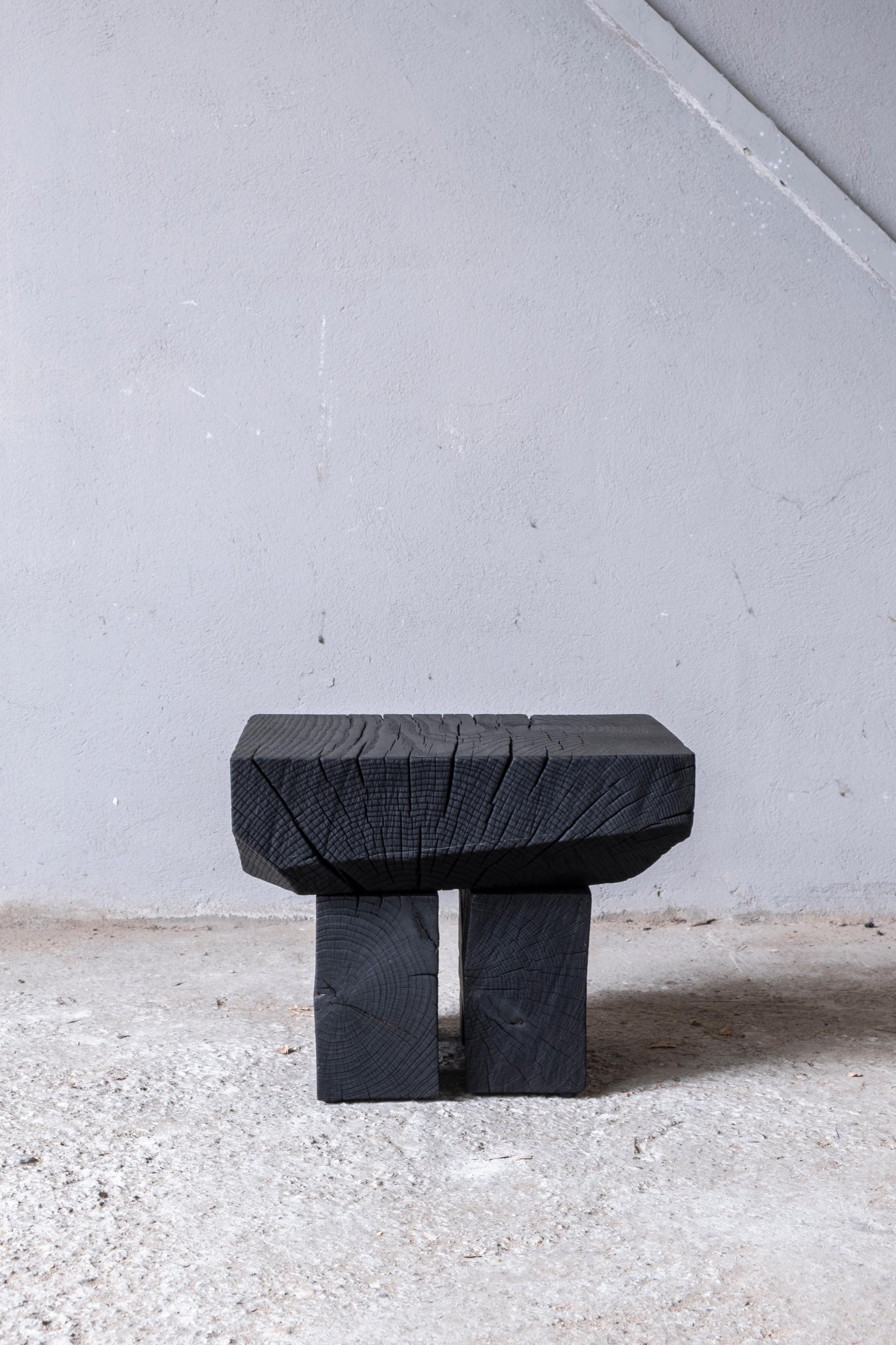 Sgabello Sass Charred di Riccardo Monte
Dimensioni: P 43 x L 42 x H 39 cm.
Materiali: Oak Oak carbonizzato.

Riccardo Monte è uno studio creativo con sede nelle Alpi italiane.
Con la visione di creare uno studio multidisciplinare, l'architettura, il