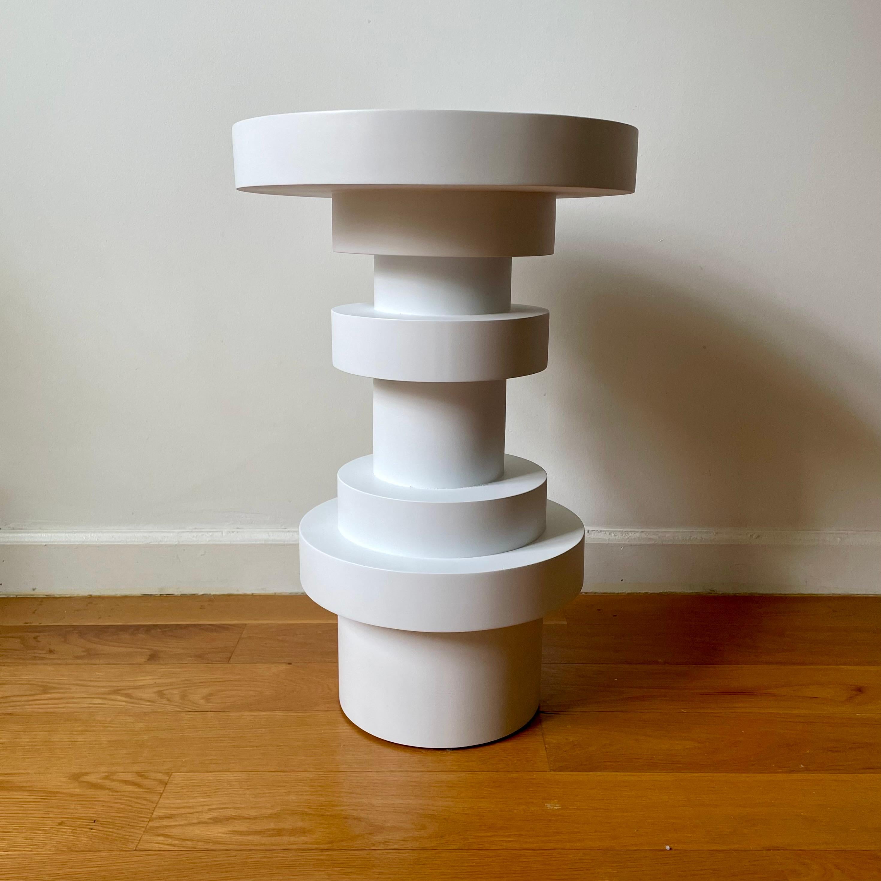 Ce listing est pour 1x Tall Sass Side Table de Souda en blanc. Nous fabriquons également une version plus courte - voir nos autres annonces. Cette pièce est une deuxième pièce d'usine. Le plateau est légèrement décentré et la table présente quelques
