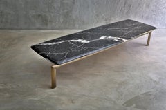 Table basse Sasso 200 Statuario en marbre et métal bronze clair par Casa Casati