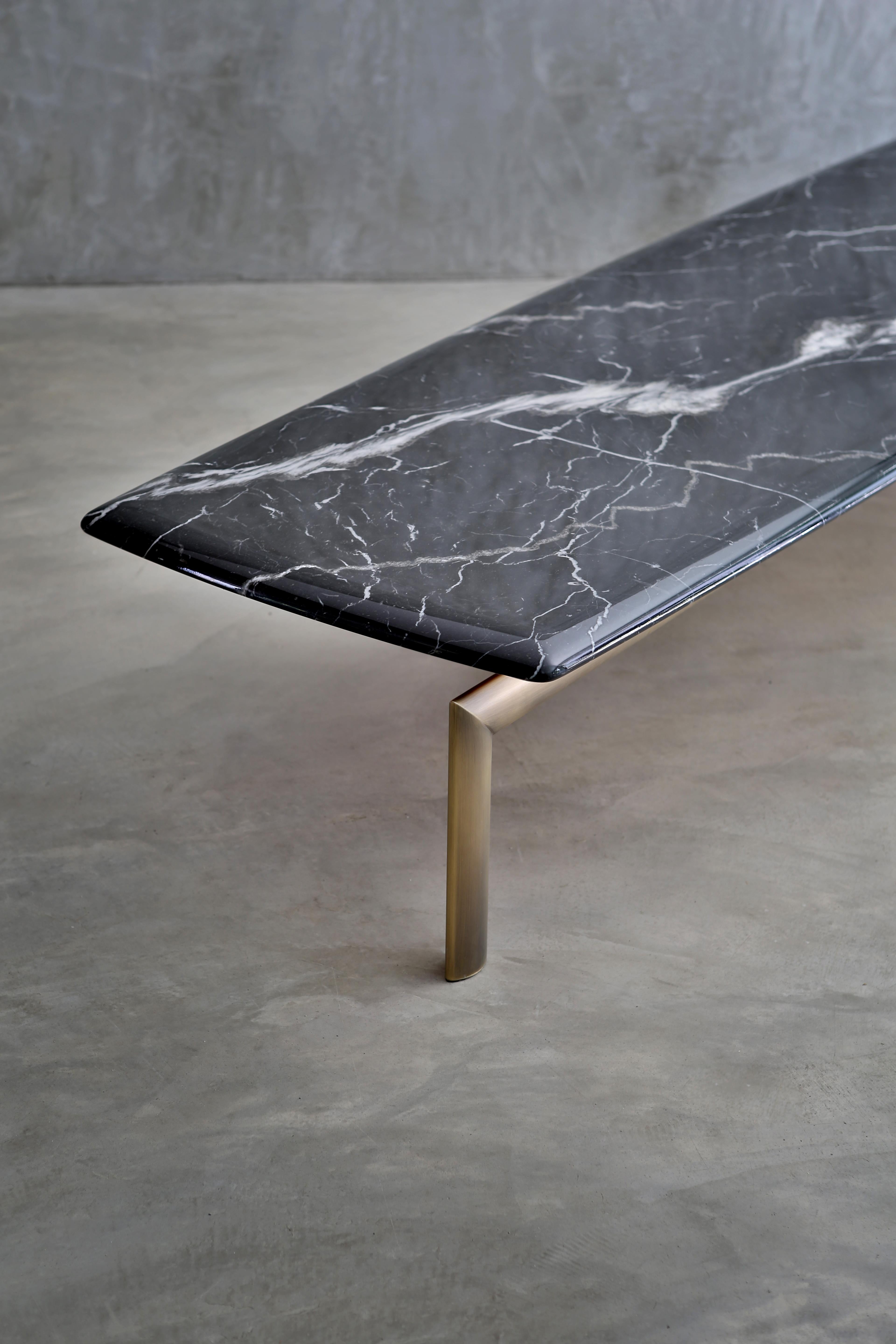 Postmoderne Table basse Sasso 200 Statuario en marbre et métal bronze clair par Casa Casati en vente