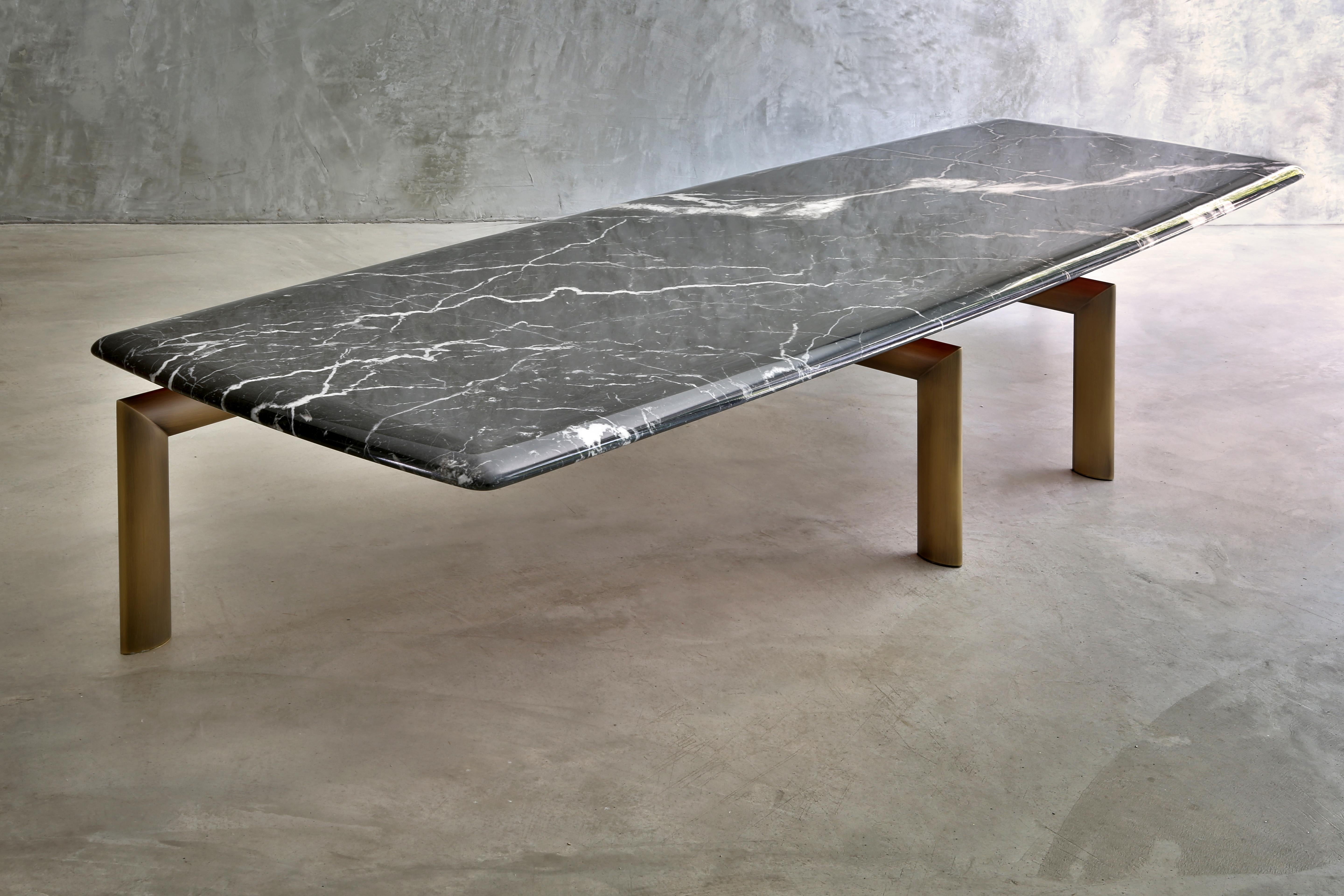 italien Table basse Sasso 200 Statuario en marbre et métal bronze clair par Casa Casati en vente