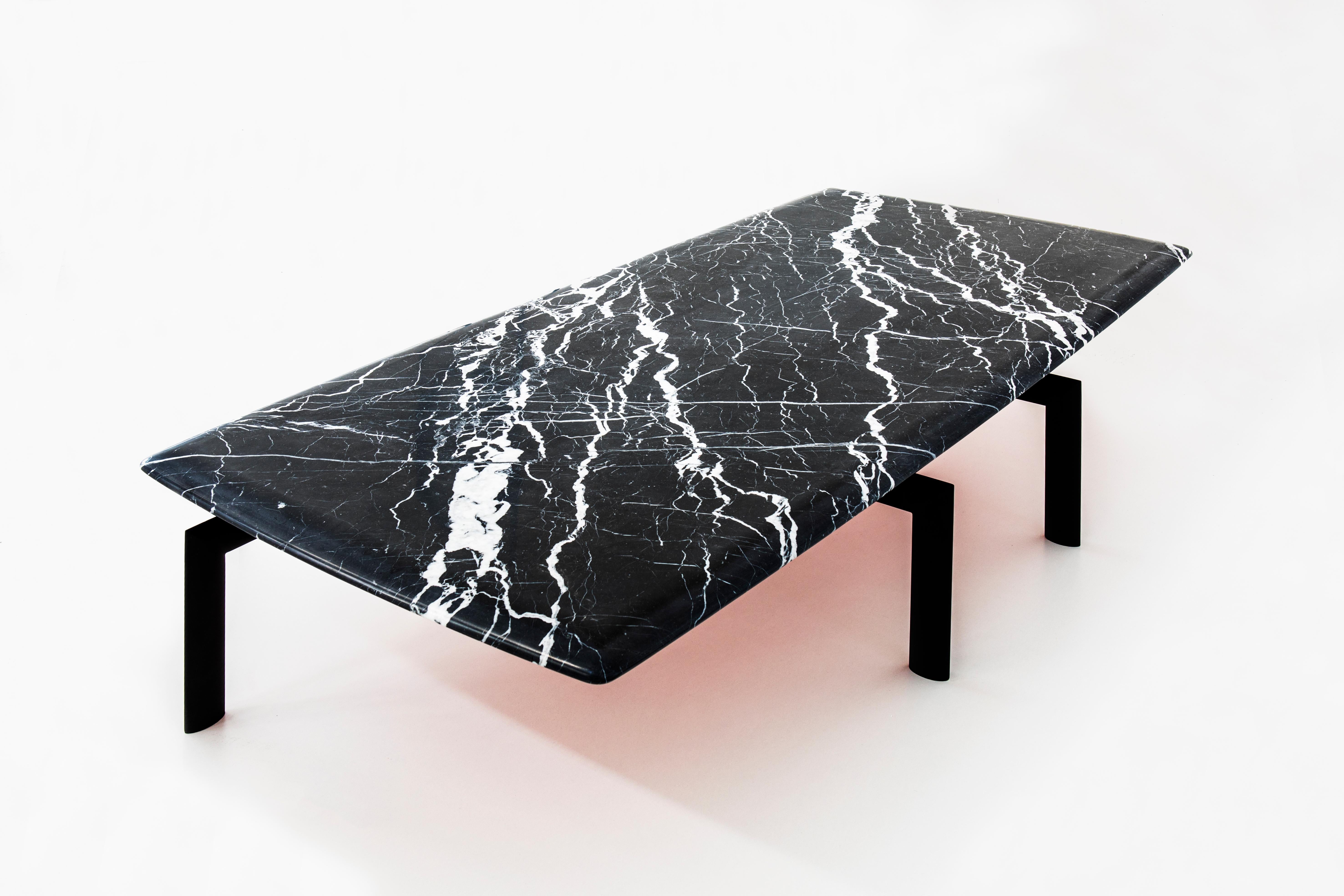 Placage Table basse Sasso 200 Statuario en marbre et métal bronze clair par Casa Casati en vente