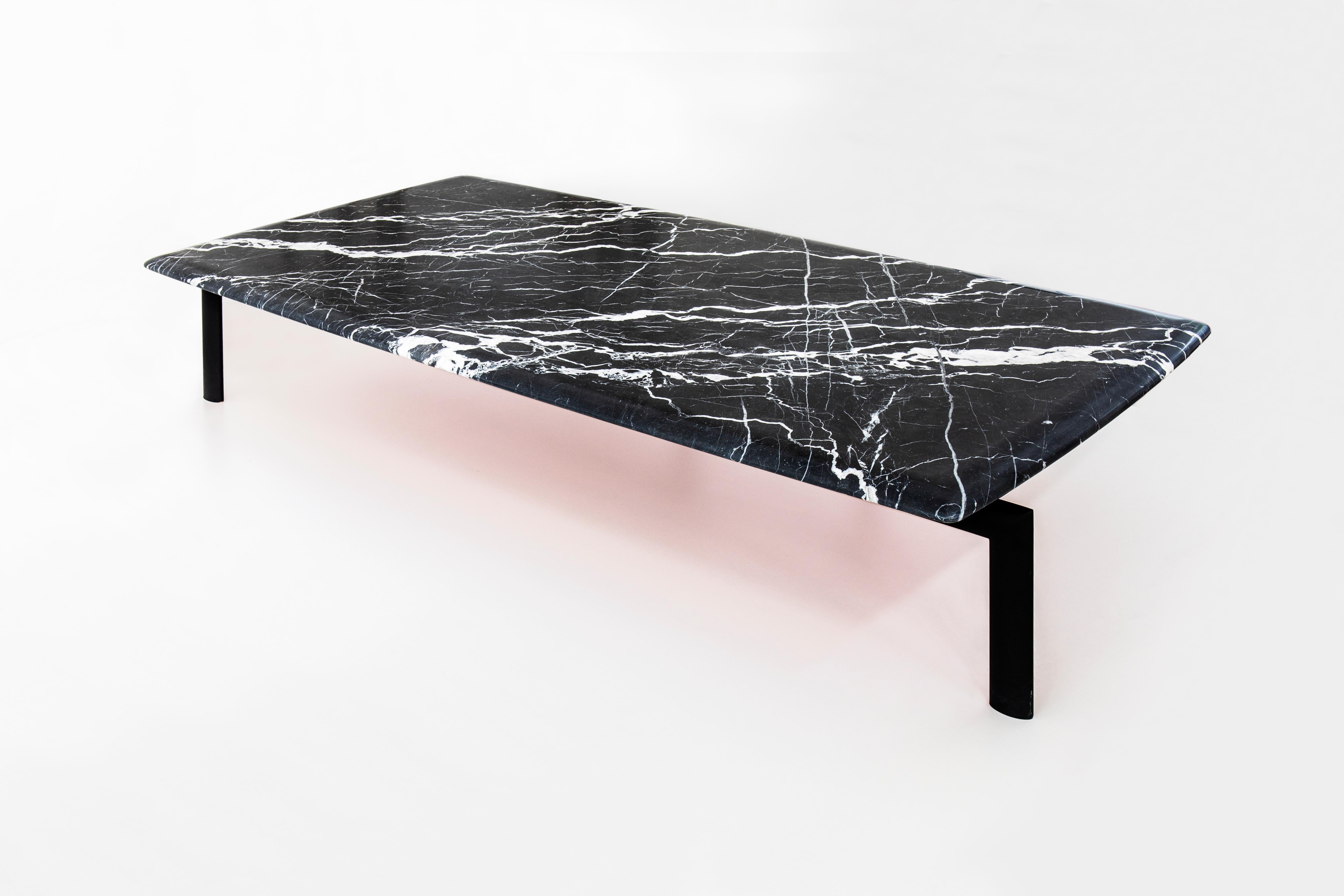 Table basse Sasso 200 Statuario en marbre et métal bronze clair par Casa Casati Neuf - En vente à Geneve, CH