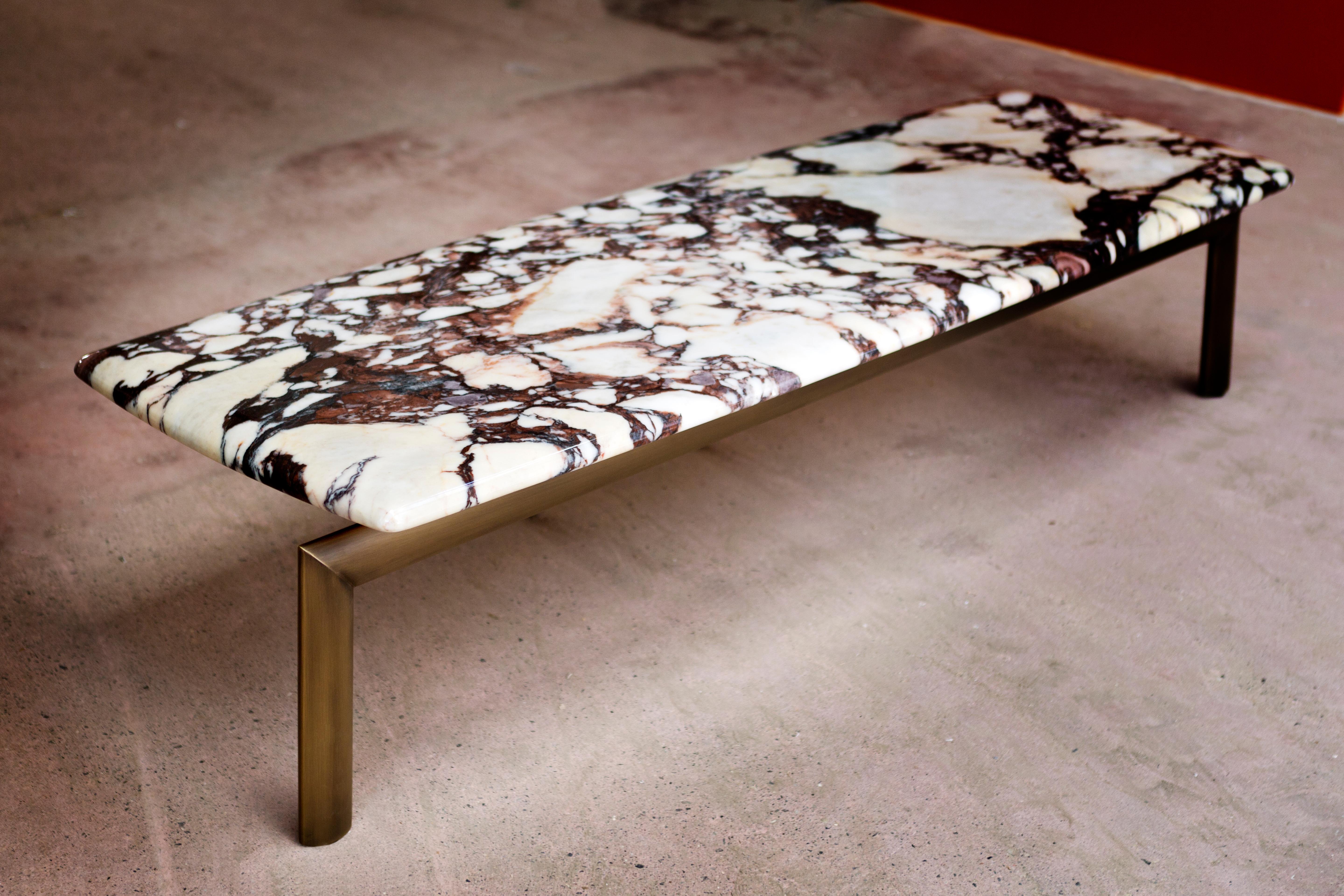 Autre Table basse Sasso 200 Statuario en marbre et métal bronze clair par Casa Casati en vente