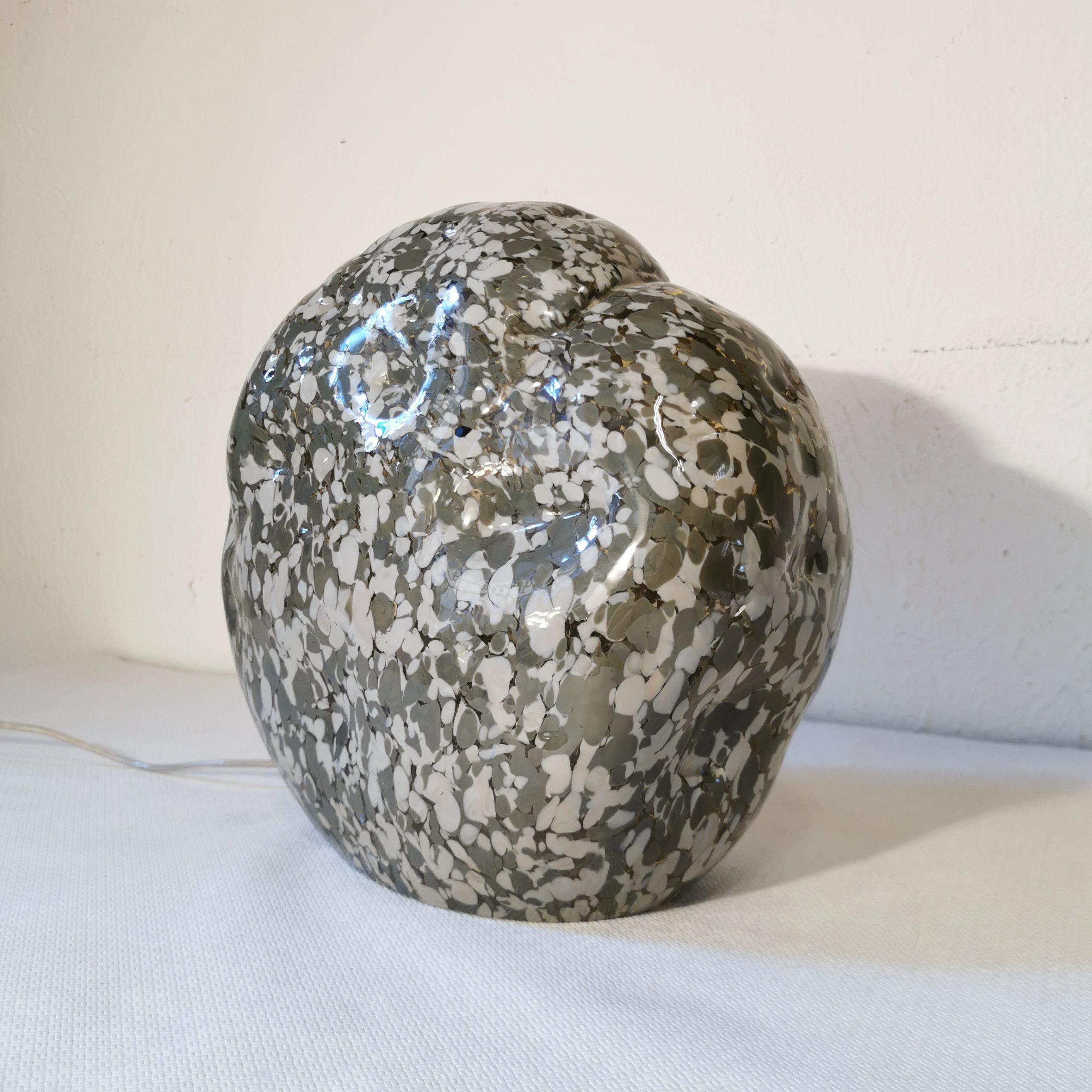 Escultura de luz biomorfa de cristal de pared gruesa con más tenue, cristal transparente con amarillo, en forma de puntitos, irregular, cerca de cristal fundido downs negro opaquen. Una escultura luminosa caracterizada por un juego especial de