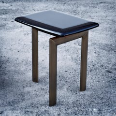 Sasso, the side table with three legs and lacquered or marble top