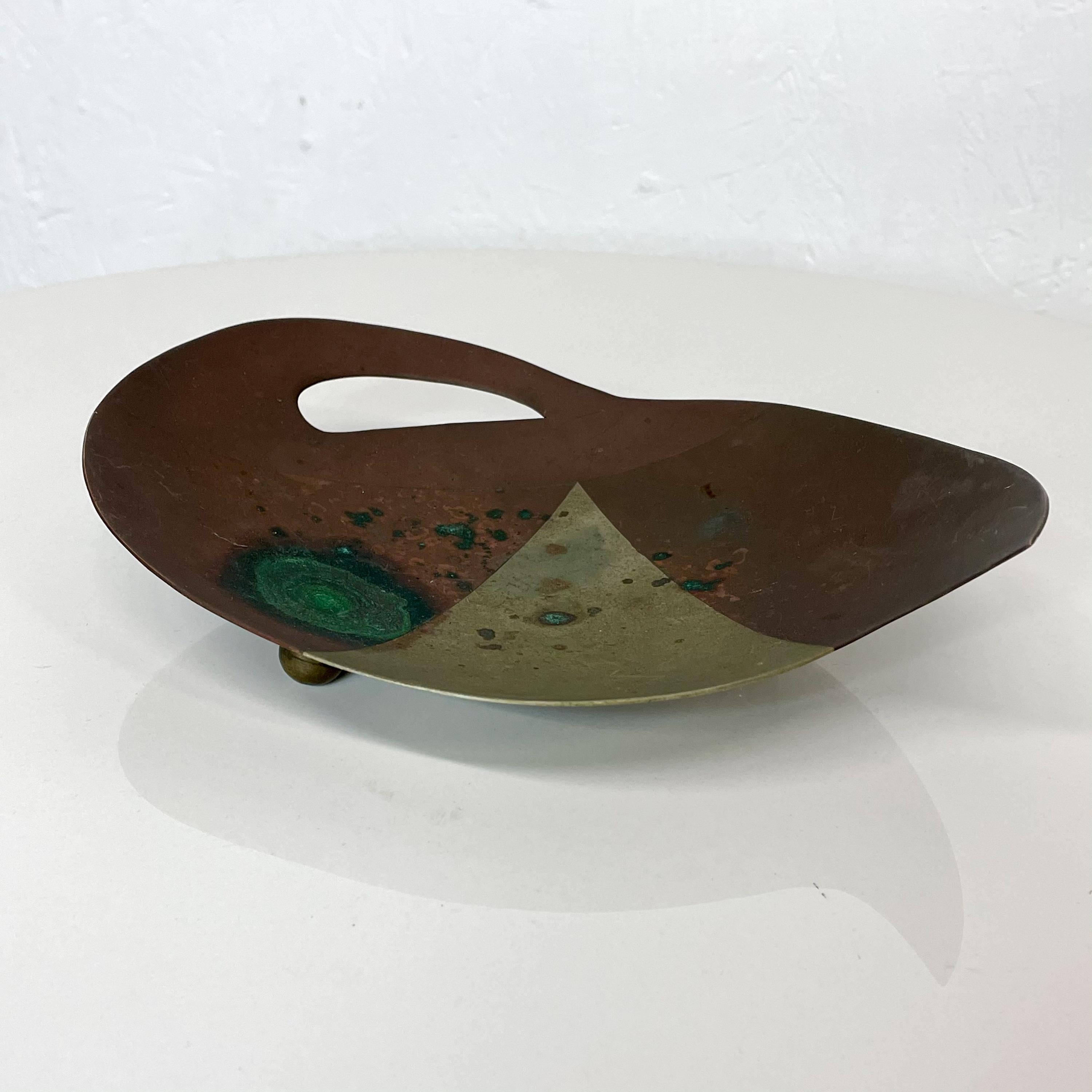 Sculptural Modernism 1950s Married Metal Footed Dish Tray-
attributed to Los Castillo
Stamped Mexico
Mixed Metals of Brass, Stainless Steel and Copper.
Patinated Finish with Verdigris patina.
8.75D x 6W x 2.13 H
Original Unrestored Fair Vintage