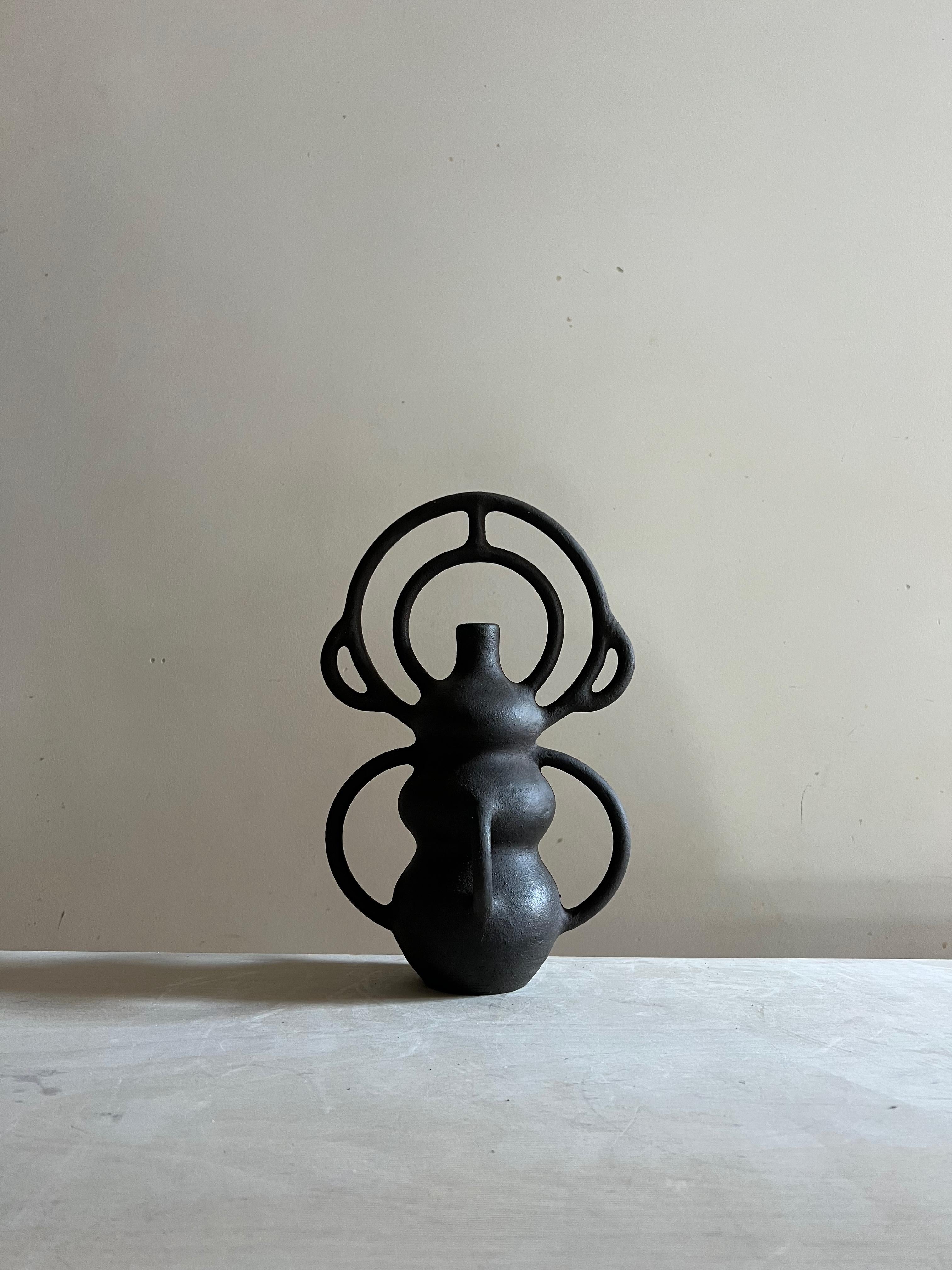 Sculture di terra fatte a mano, uniche nel loro genere, ispirate alle ceramiche tradizionali spagnole e alle forme utilitarie classiche. Grezzo, non smaltato, solido. Le forme sono semplici e audaci, e riecheggiano le brocche d'acqua del campanario