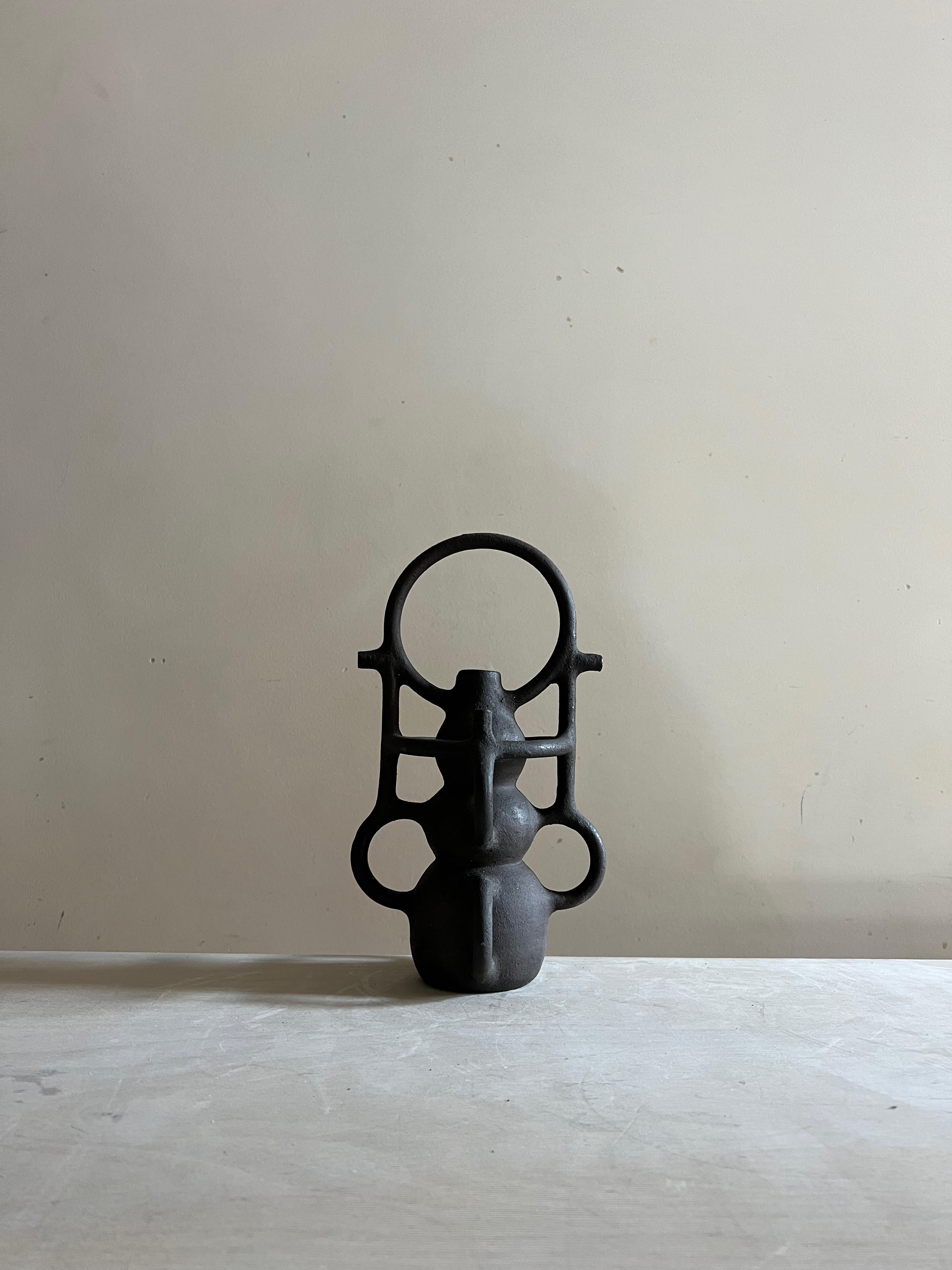 Sculture di terra fatte a mano, uniche nel loro genere, ispirate alle ceramiche tradizionali spagnole e alle forme utilitarie classiche. Grezzo, non smaltato, solido. Le forme sono semplici e audaci, e riecheggiano le brocche d'acqua del campanario