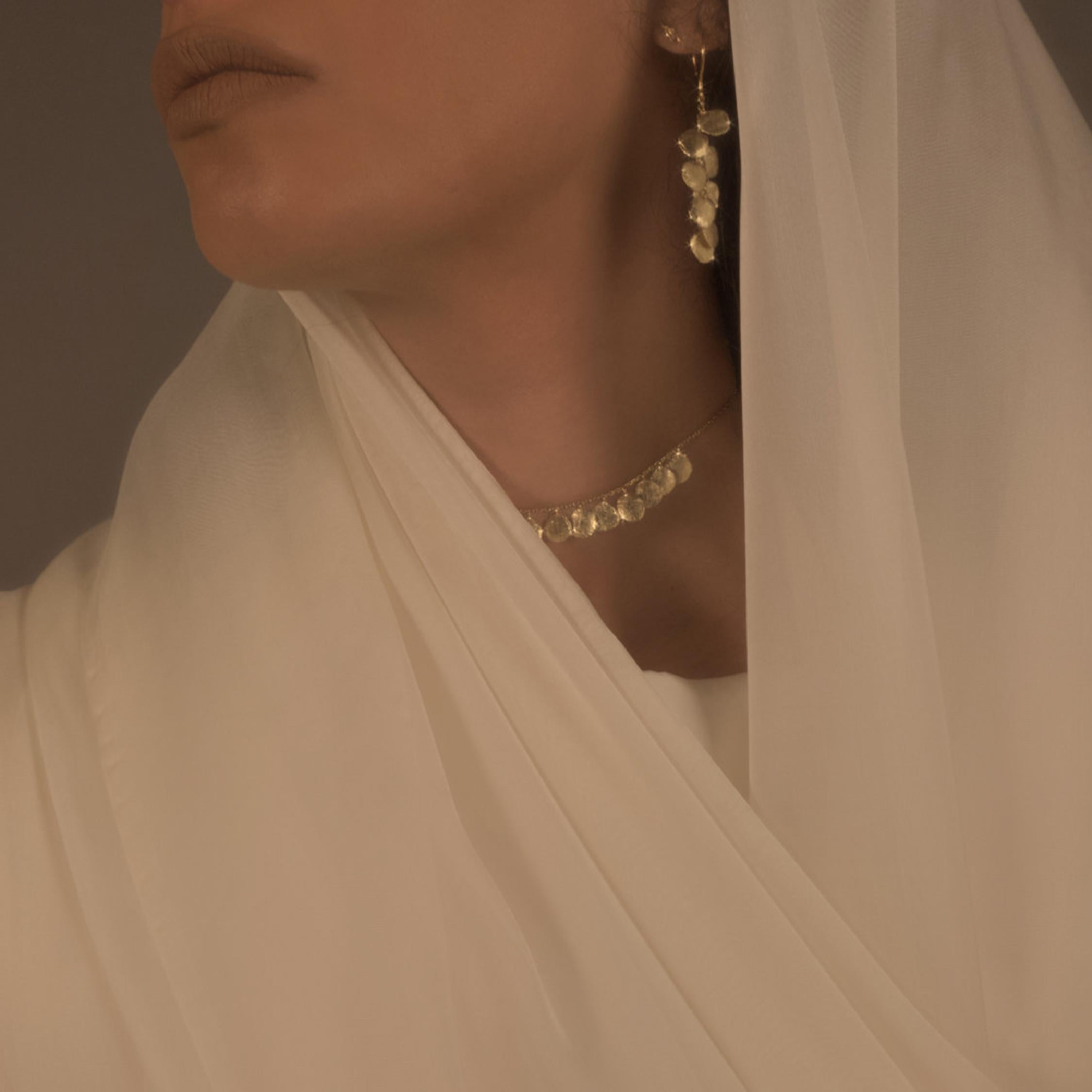 La collection Satami apporte une élégance subtile et une simplicité à la conception de bijoux traditionnels, où les teintes intemporelles de l'or jaune brut et des rubis profonds occupent le devant de la scène. Inspirée par les colliers portés à
