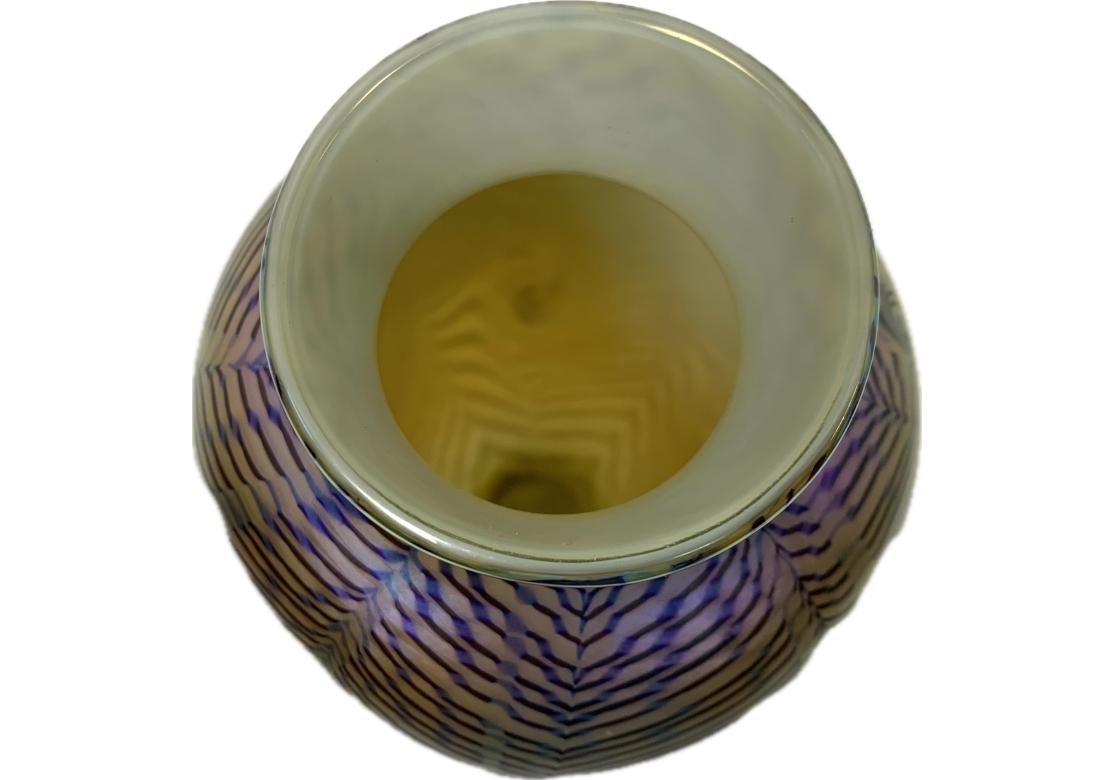 Vaso in vetro artistico con piume di Richard Satava Studio A. Richard Gibbons 1982 In condizioni buone in vendita a Bridgeport, CT