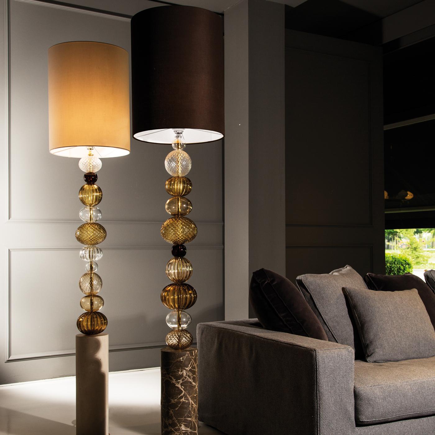An extraordinary design of unmistakable sophistication, this floor lamp designed by Antonio Ventimiglia is characterized by a harmonious combination of shapes and fine materials that provide a striking visual and functional aesthetic. Enclosed