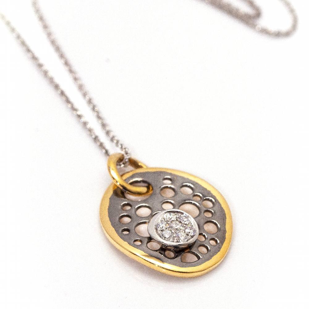 Collier en or bicolore pour femme : 7x Diamants en taille Brilliante d'un poids total de 0,12cts en qualité G/Vs : Fermoir à boucle déployante : Or blanc et or jaune 18kt : 5,06 grammes : Longueur chaîne 45cm, Longueur pendentif avec anneau 2,5cm,