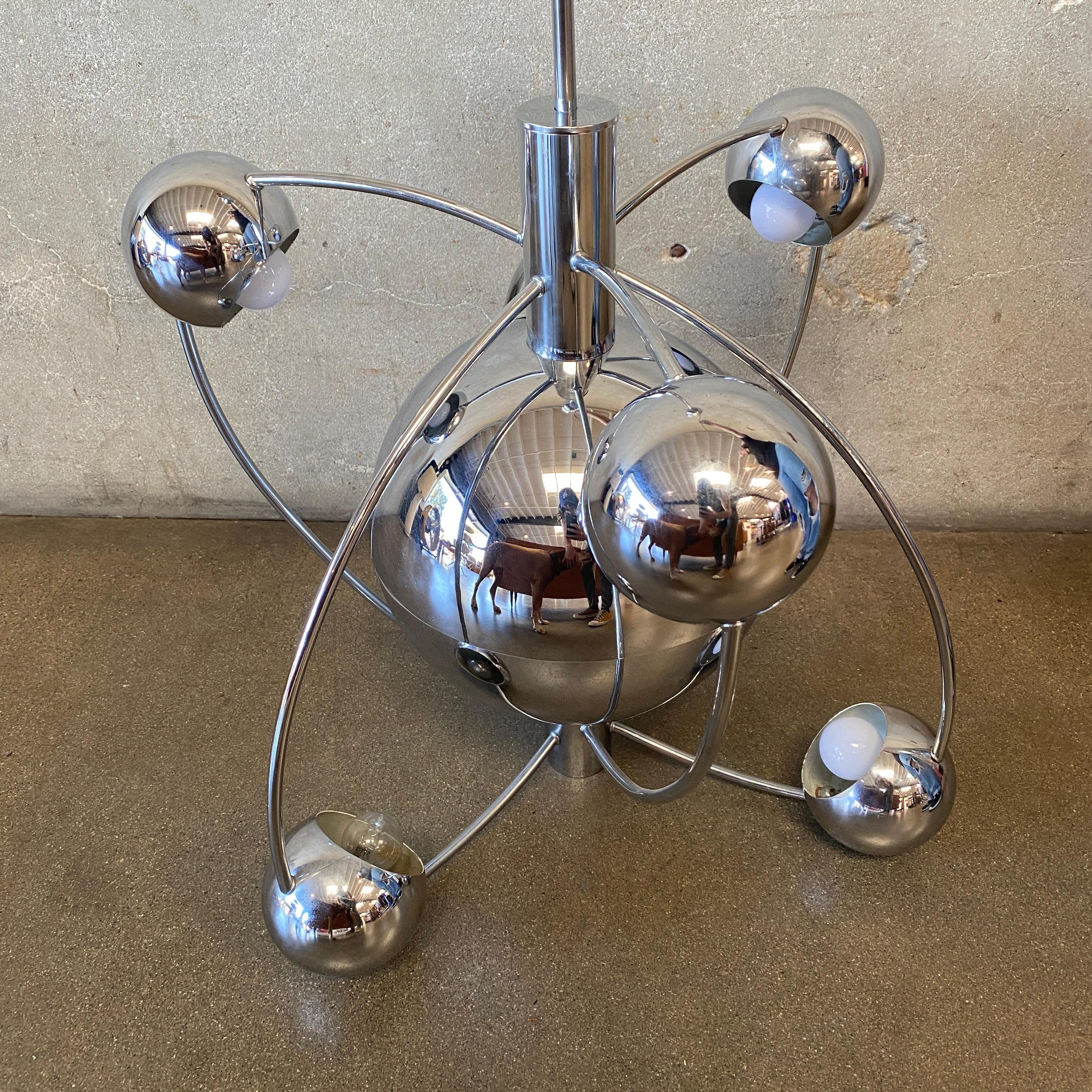 Astro satellite chandelier ceiling or pendant light in chrome metal, six-point of light around the central sphere by the designer Reggiani. An Italian design typical of the Space Age period. Reggiani is a famous maker like Gaetano Sciolari,
