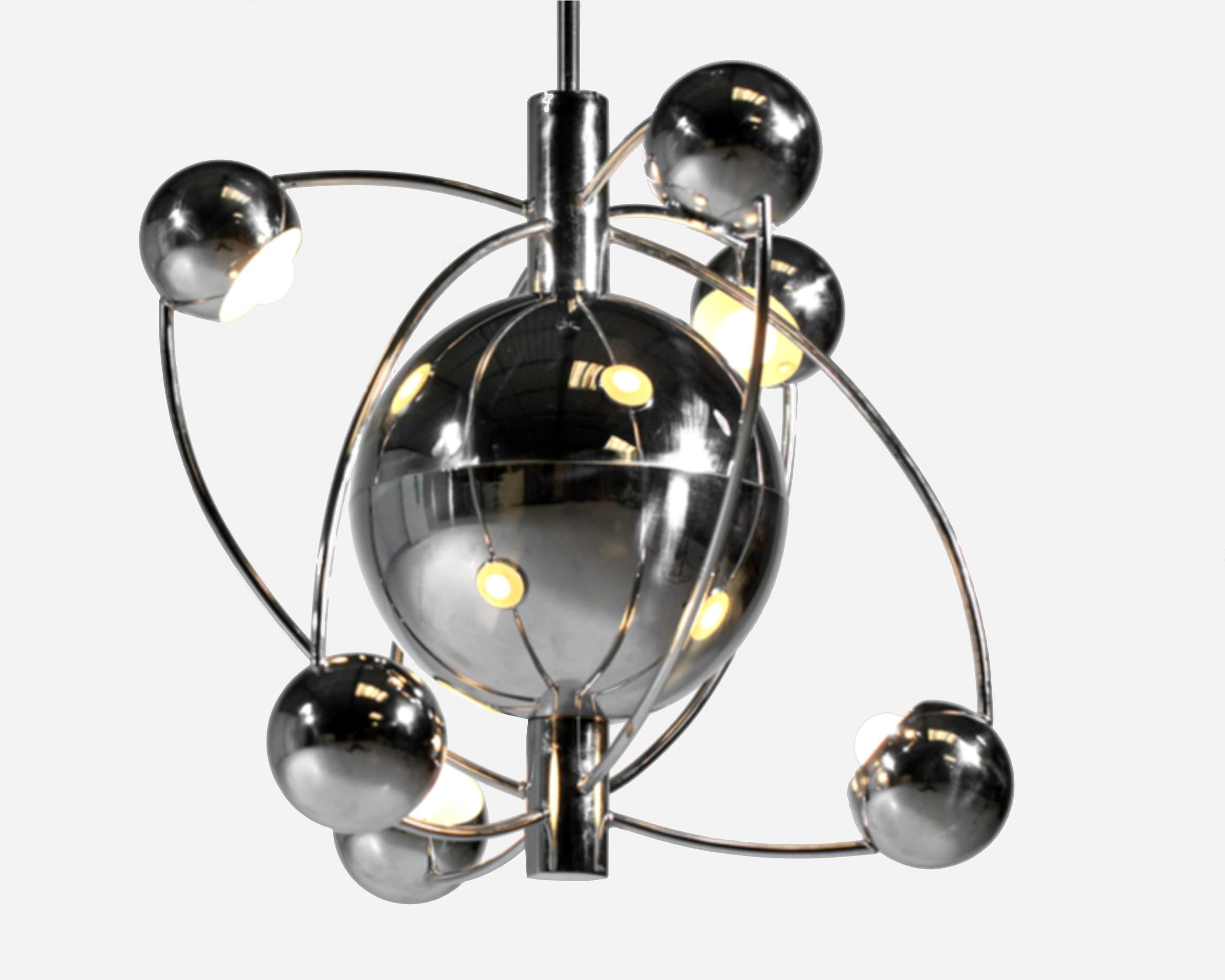 « Satellite » luminaire from the 60s by Italian designer Goffredo Regianni. The structure of the ball and shades is in chromed metal, the interior of the shades is lacquered white.
Six lights.
Height: 137 cm (53.94 inches)
Diameter: 65 cm (25.59