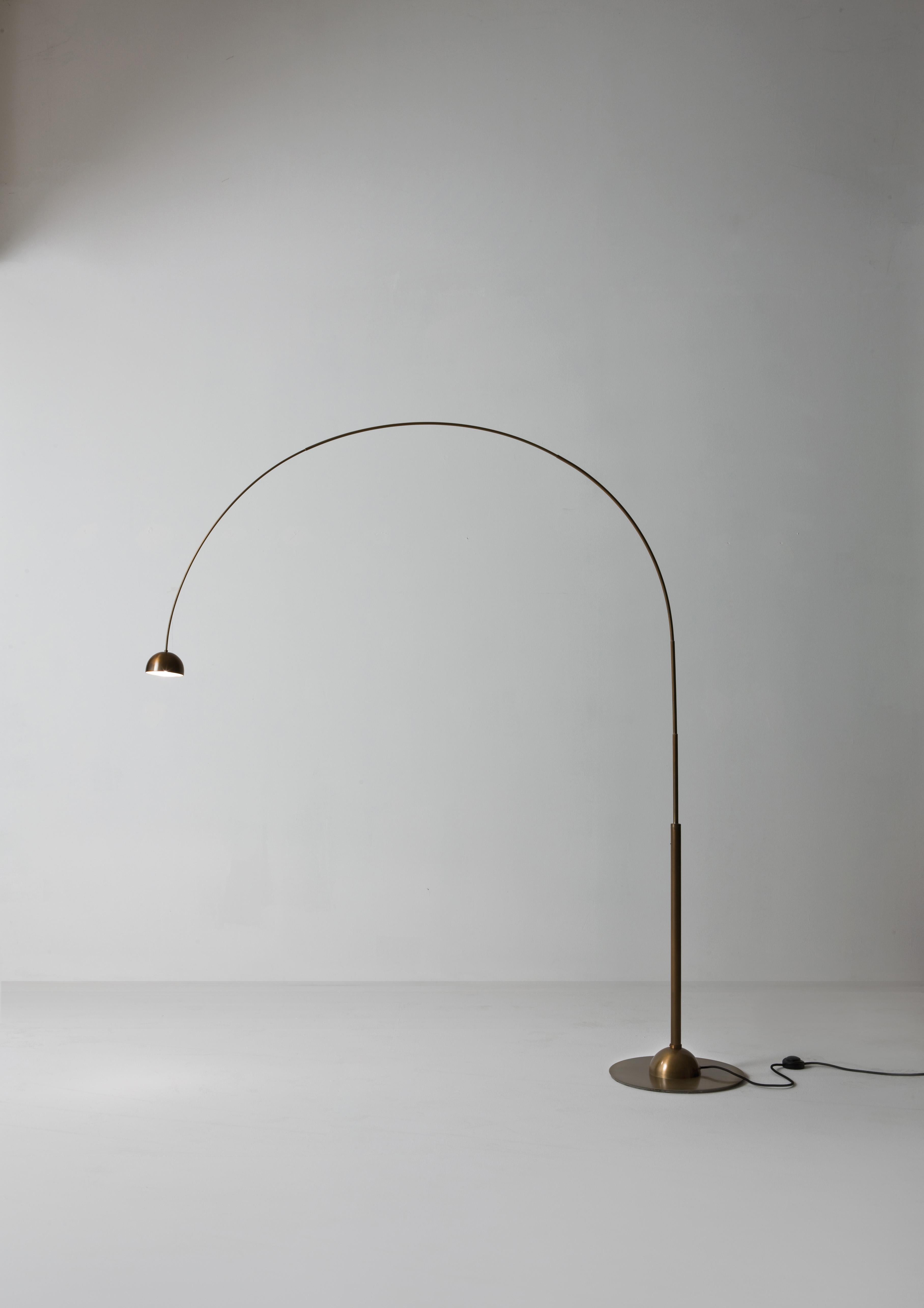 Satellite da Terra CG 50 Lampadaire par Laurameroni
Dimensions : L 196 x D&H 40 x H 190 cm
MATERIAL : Laiton bruni. 

Lampadaire rotatif en laiton bruni oxydé foncé avec une ampoule LED à double culot.

Laurameroni :
L'habileté des artisans de la