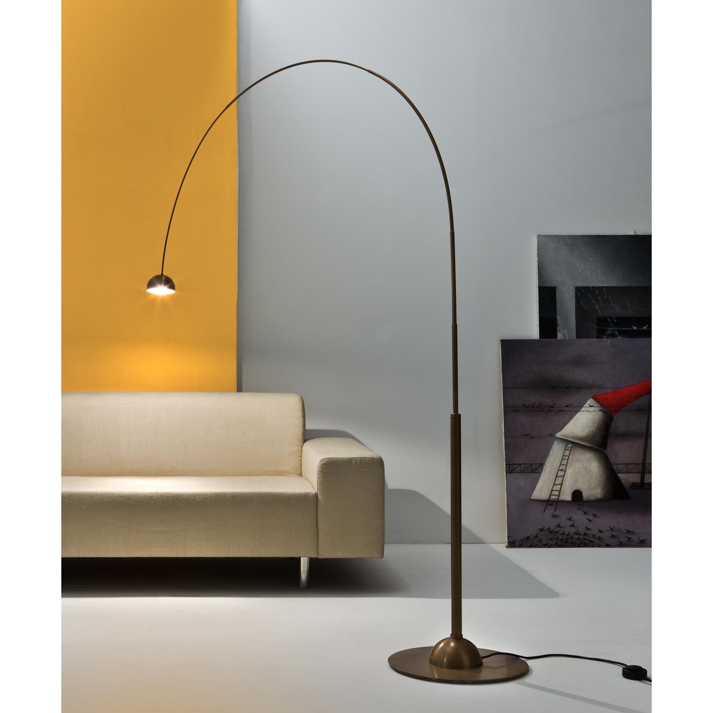 Ce remarquable lampadaire en laiton a été conçu par Carlo Giorgi et est idéal pour les grands intérieurs. Sa forme incurvée permet de diriger efficacement la lumière, tandis que le design minimaliste et élancé du support ajoute une allure