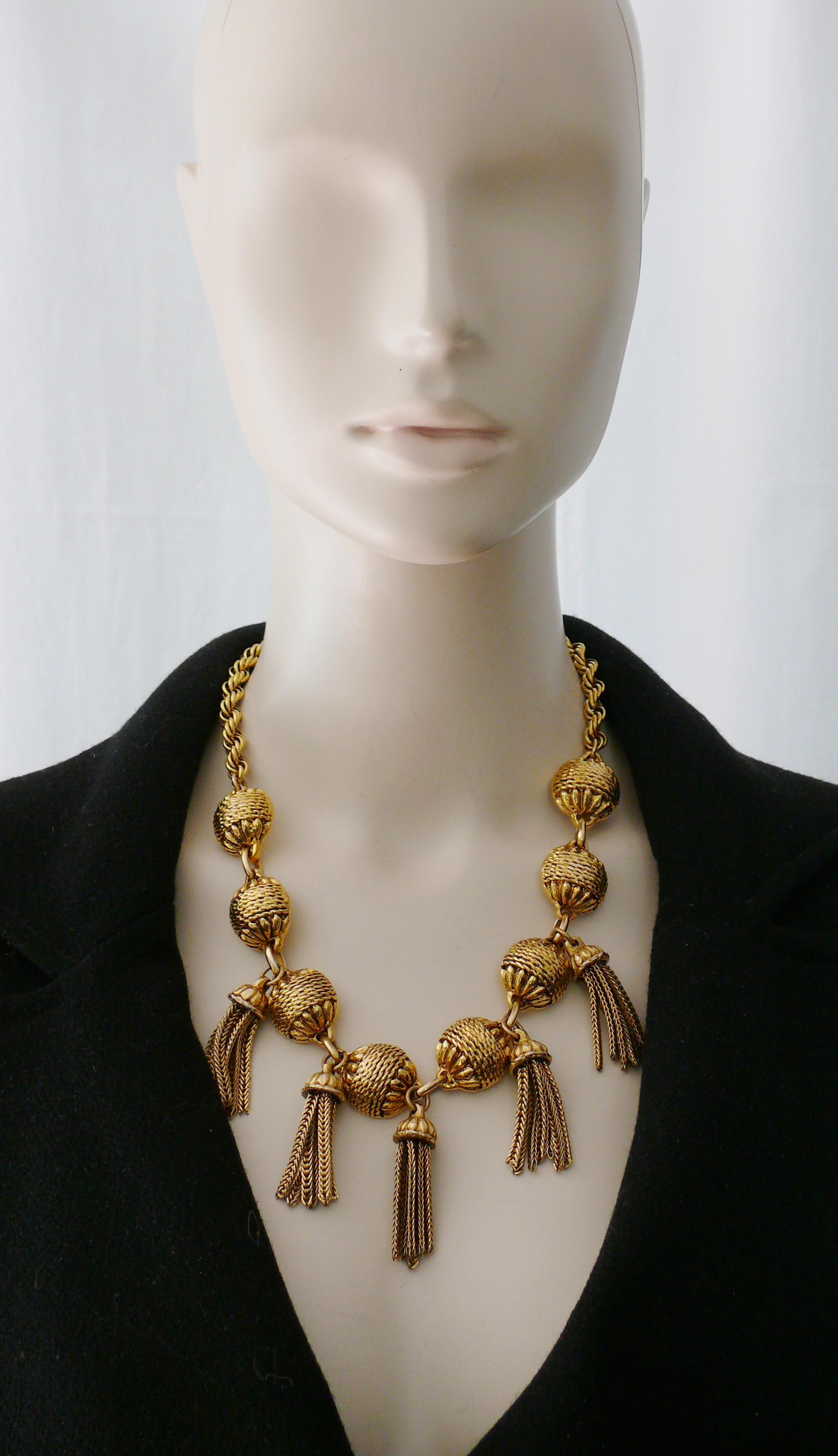SATELLITE Paris vintage antiqued gold tone resin necklace and clip-on earrings embellished with chain tassels.

Embossed SATELLITE on the necklace t-bar closure and round links.
Matching earrings are unmarked.

NECKLACE indicative measurements :