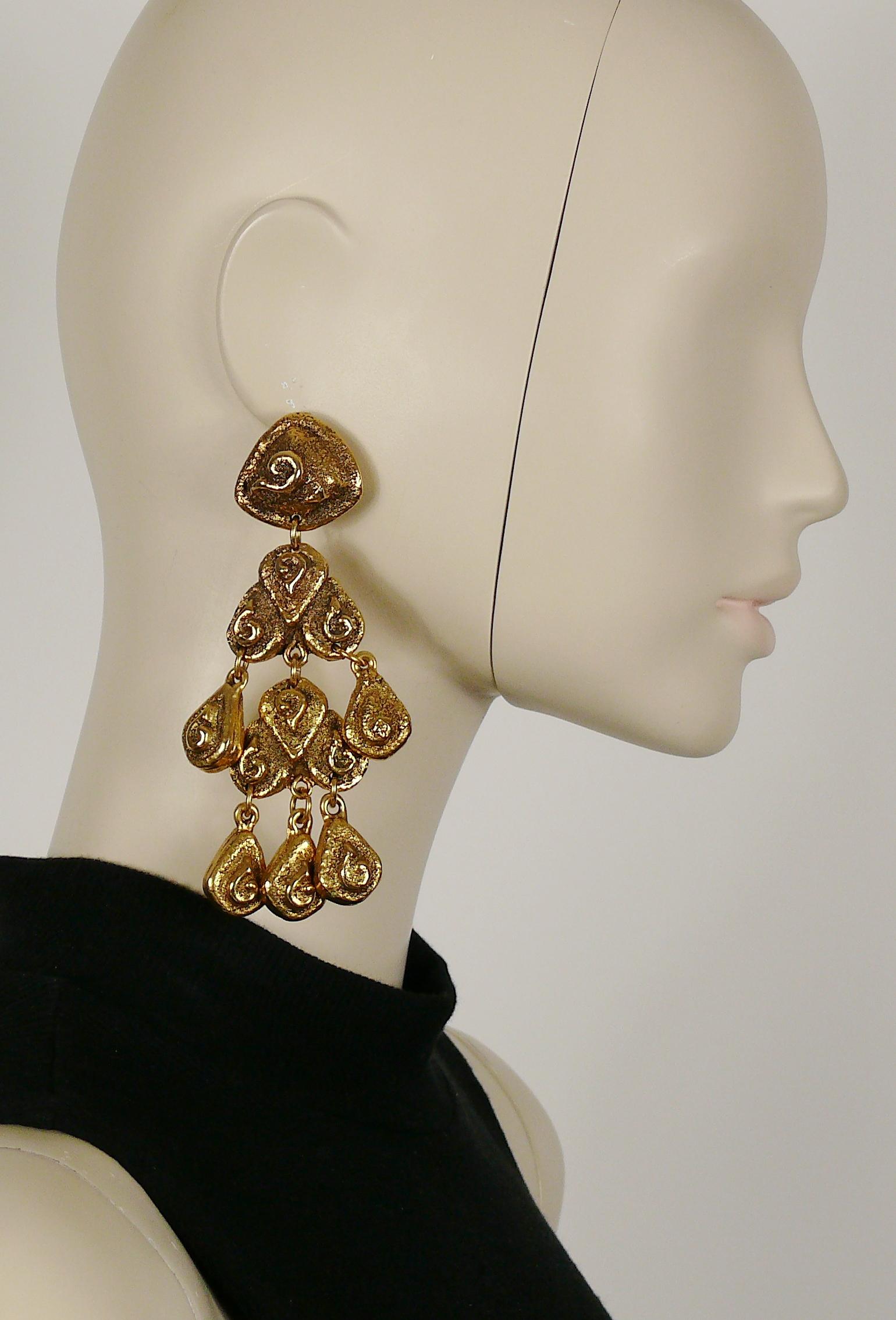 SATELLITE Paris vintage massive antiqued gold toned chandelier earrings (clip-on).

Embossed SATELLITE.

Indicative measurements : max. height 11 cm (4.33 inches) / max. width 5 cm (1.97 inches).

NOTES
- This is a preloved vintage item, therefore