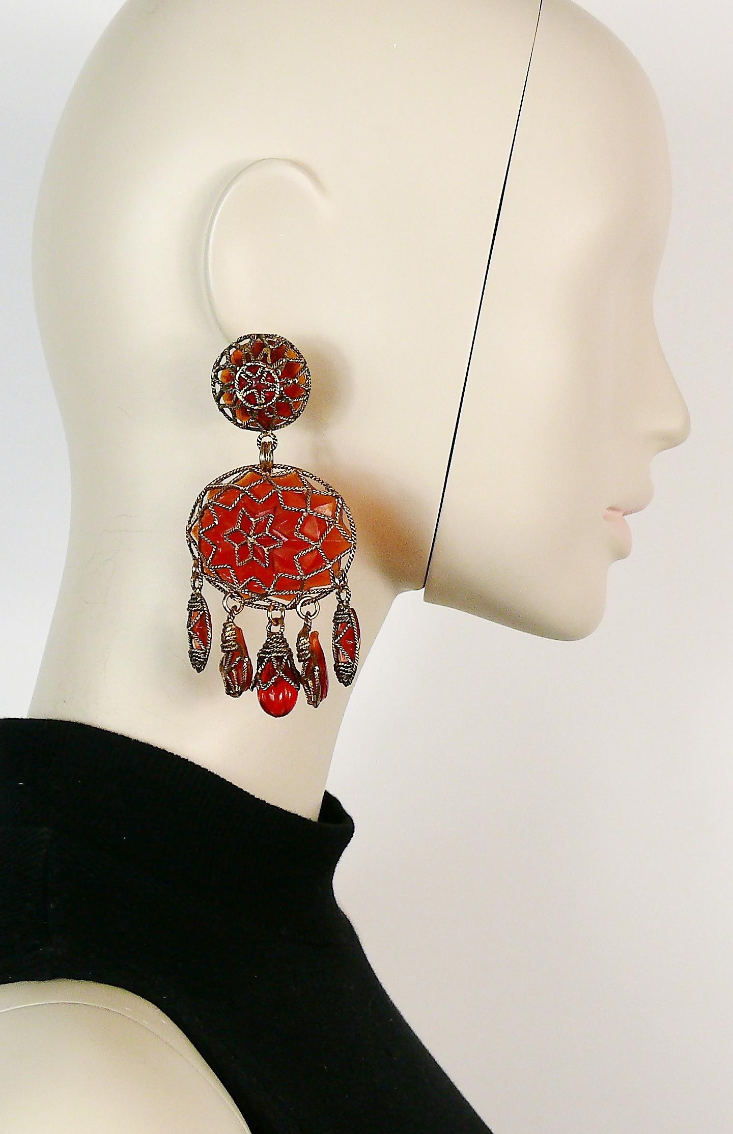 SATELLITE Paris vintage massive ethnic dangling earrings (clip-on) featuring antiqued gold tone setting with orange resin inserts and charms.

Embossed SATELLITE.

Indicative measurements : max. height 9.5 cm (3.74 inches) / max. width 4.8 cm (1.89