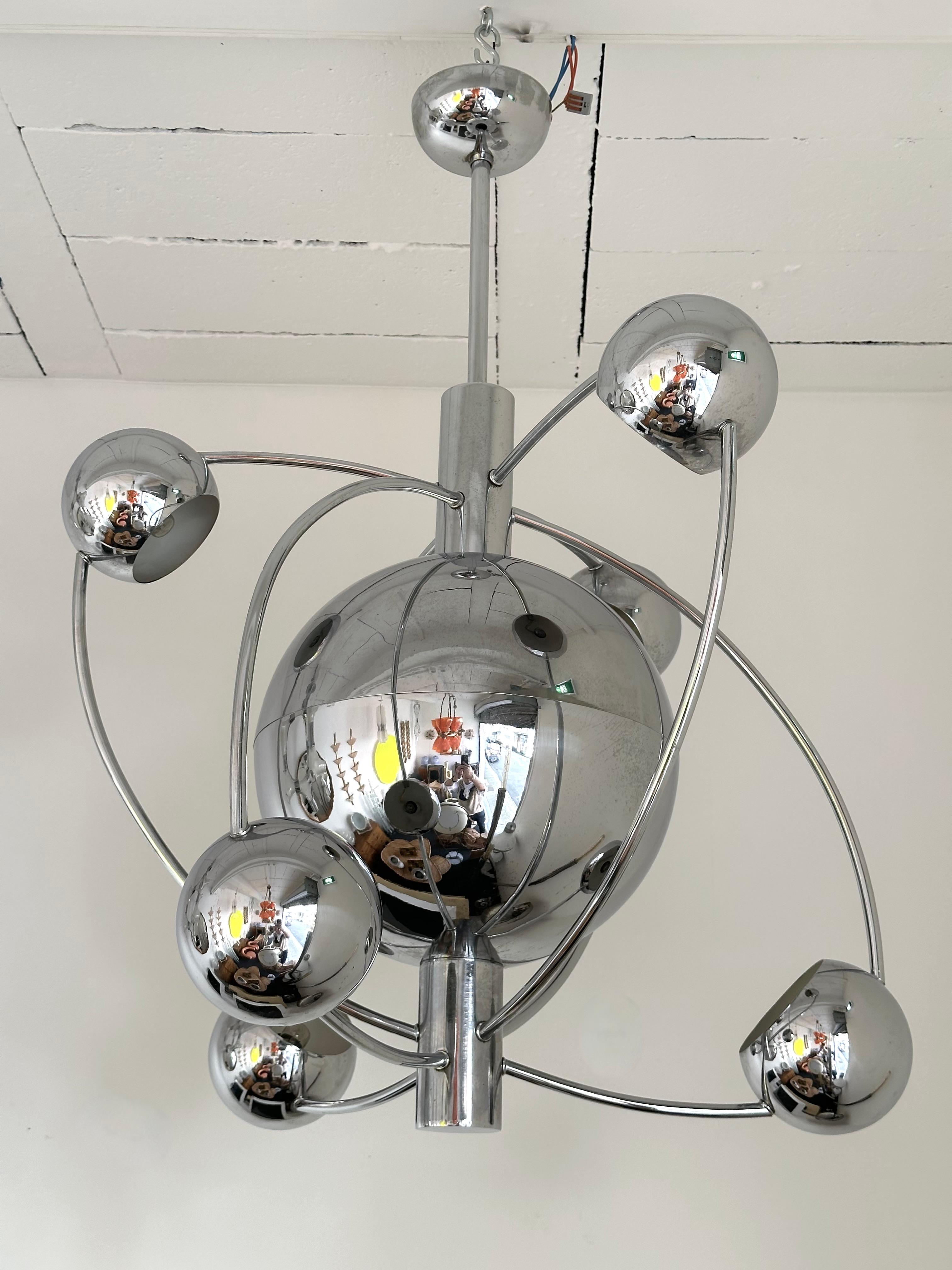Astro satellite sputnik chandelier ceiling pendant light lightning lamp in chrome metal, six-point of light around the central sphere, design attributed to the editor manufacturer Reggiani. An Italian design typical of the Mid-Century Modern Space