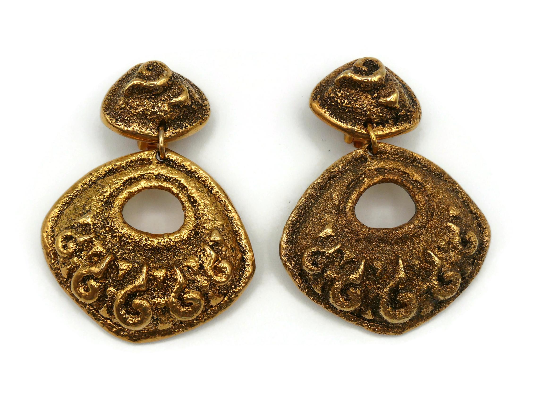 Satellite Vintage Antiqued Gold Toned Textured Dangling Earrings In Excellent Condition For Sale In Nice, FR