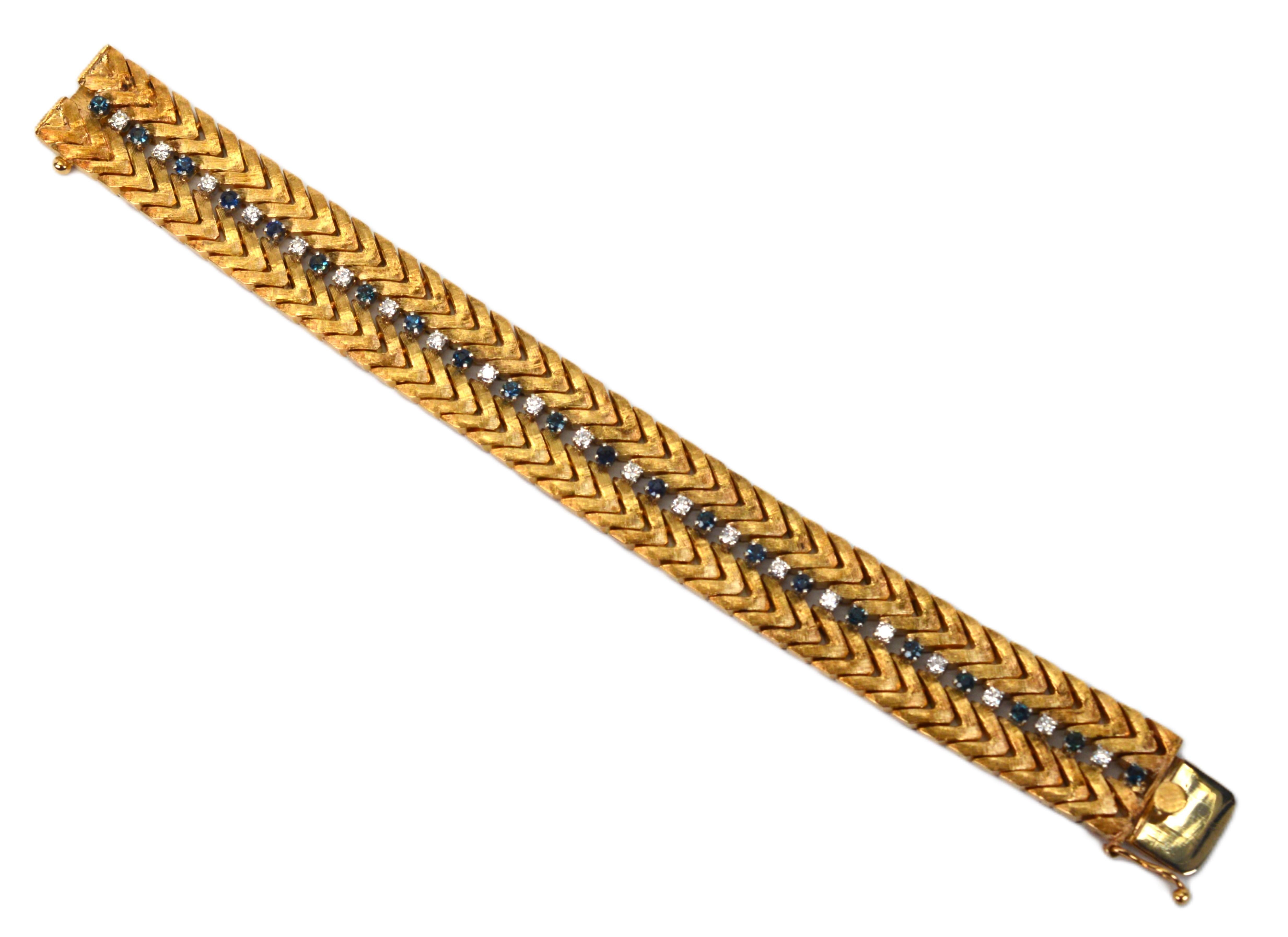 Bracelet à maillons chevronné en or jaune 14 carats, diamants blancs et saphirs bleus Excellent état - En vente à Mount Kisco, NY