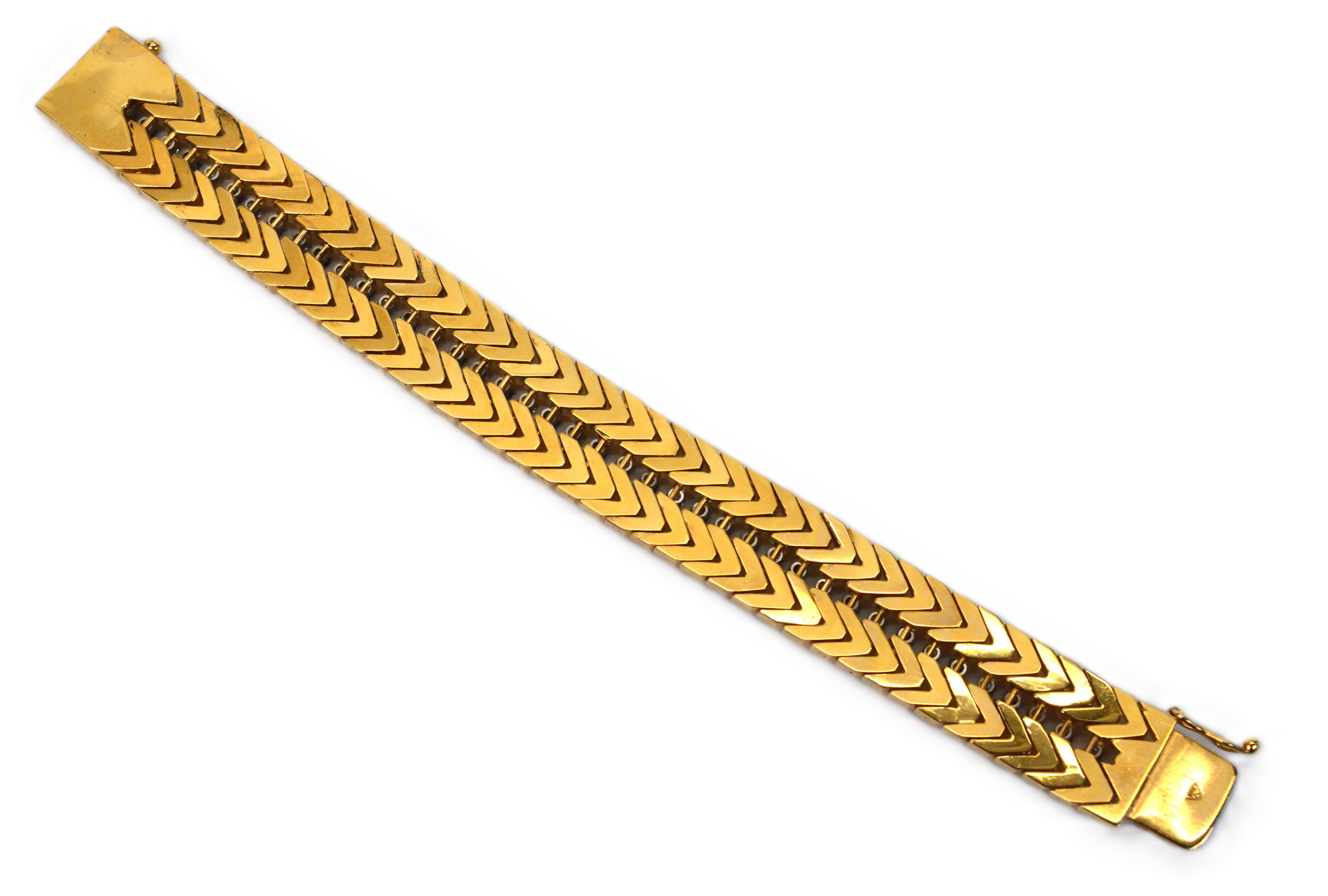 Bracelet à maillons chevronné en or jaune 14 carats, diamants blancs et saphirs bleus Pour femmes en vente