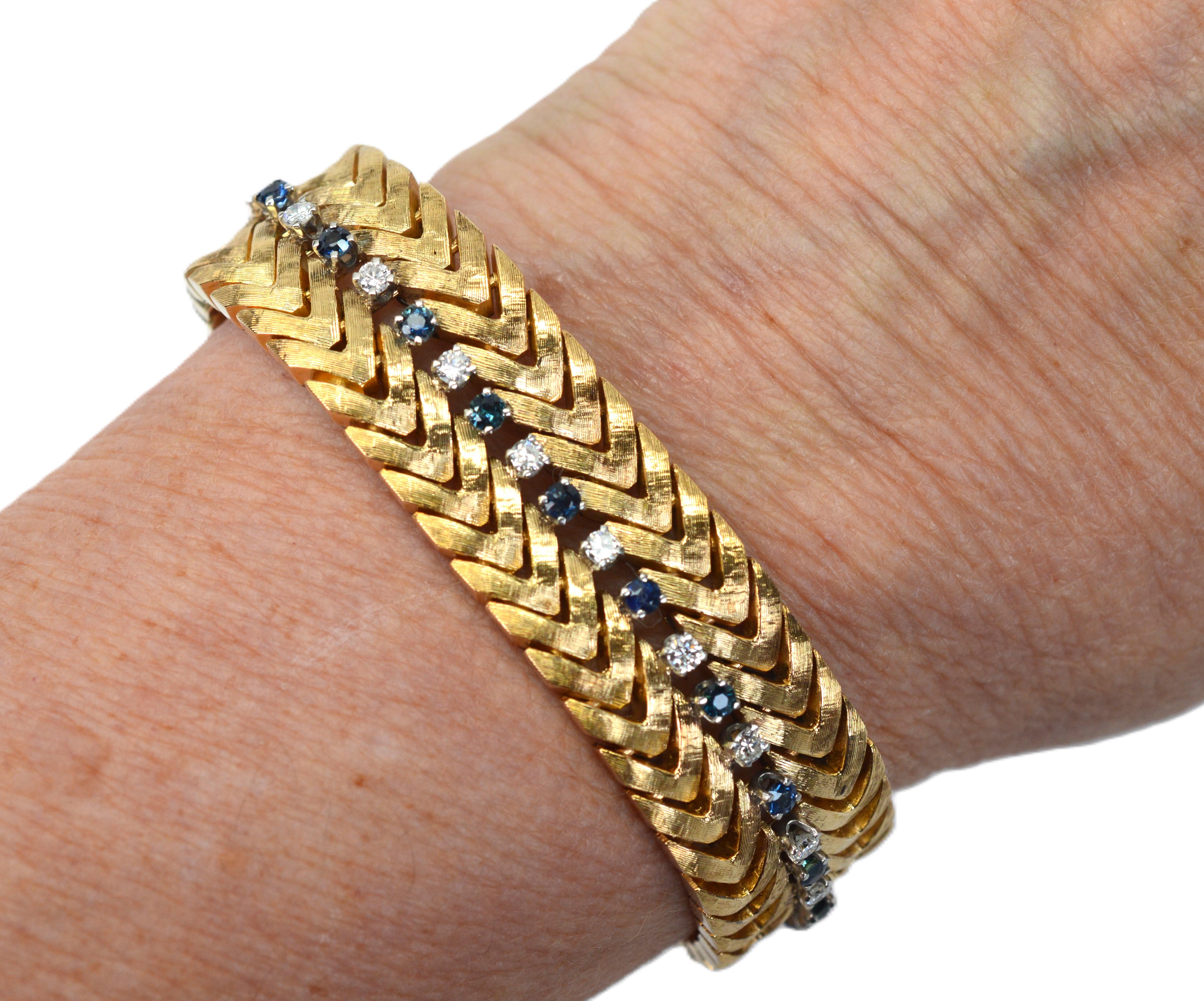 Taille ronde Bracelet à maillons chevronné en or jaune 14 carats, diamants blancs et saphirs bleus en vente