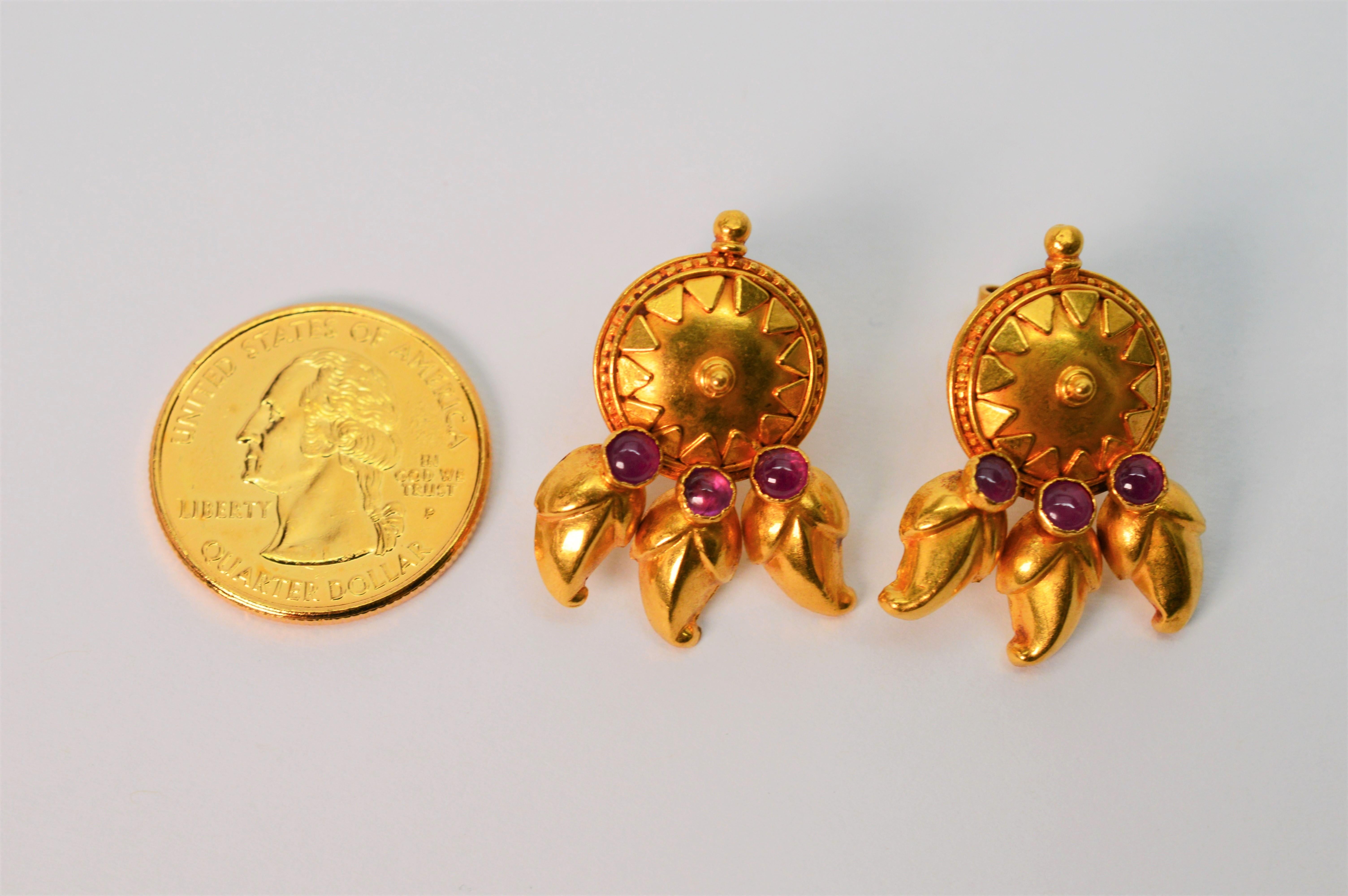 Taille cabochon Clous d'oreilles en or jaune 22 carats satiné avec médaillon et cabochon en rubis en vente
