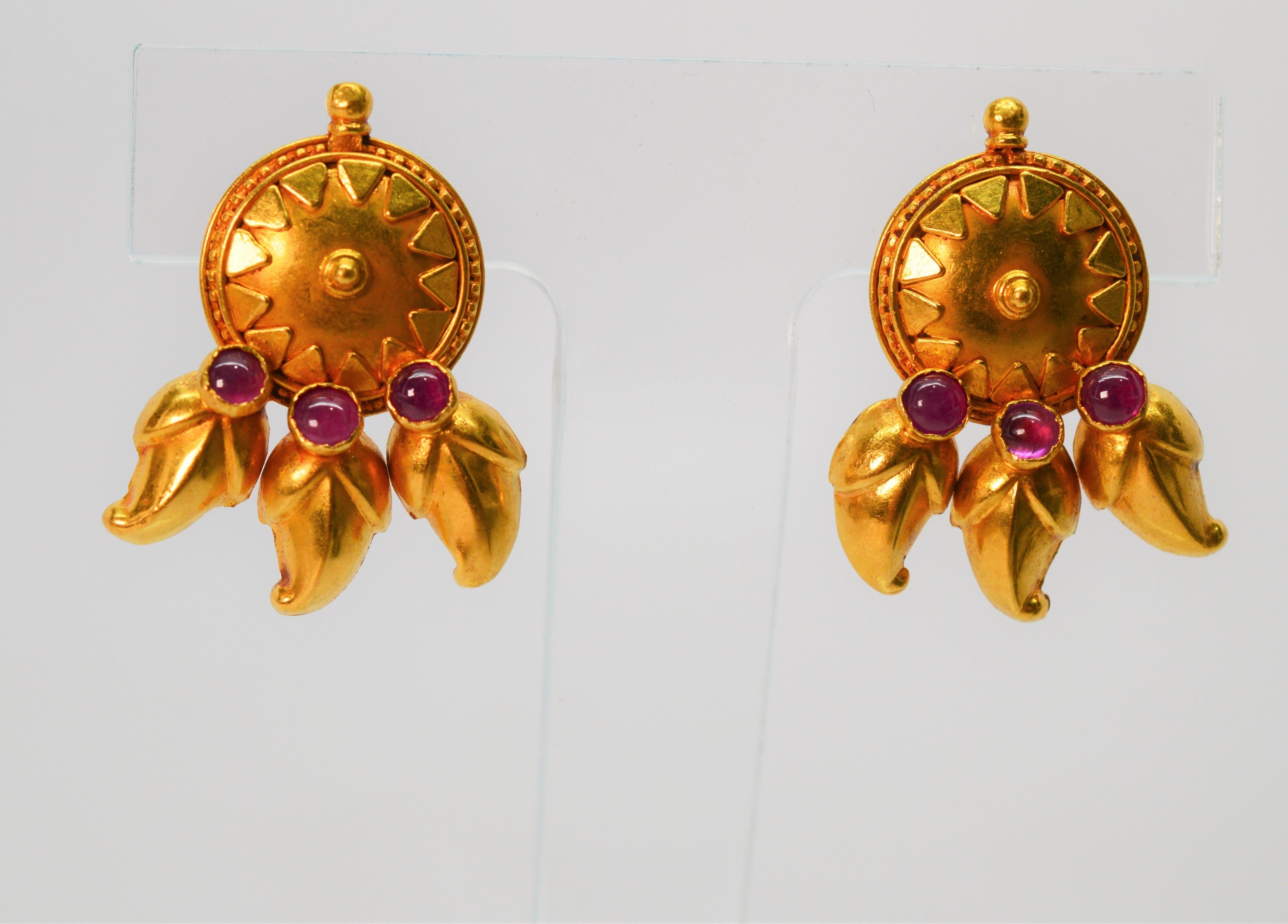 Clous d'oreilles en or jaune 22 carats satiné avec médaillon et cabochon en rubis Excellent état - En vente à Mount Kisco, NY