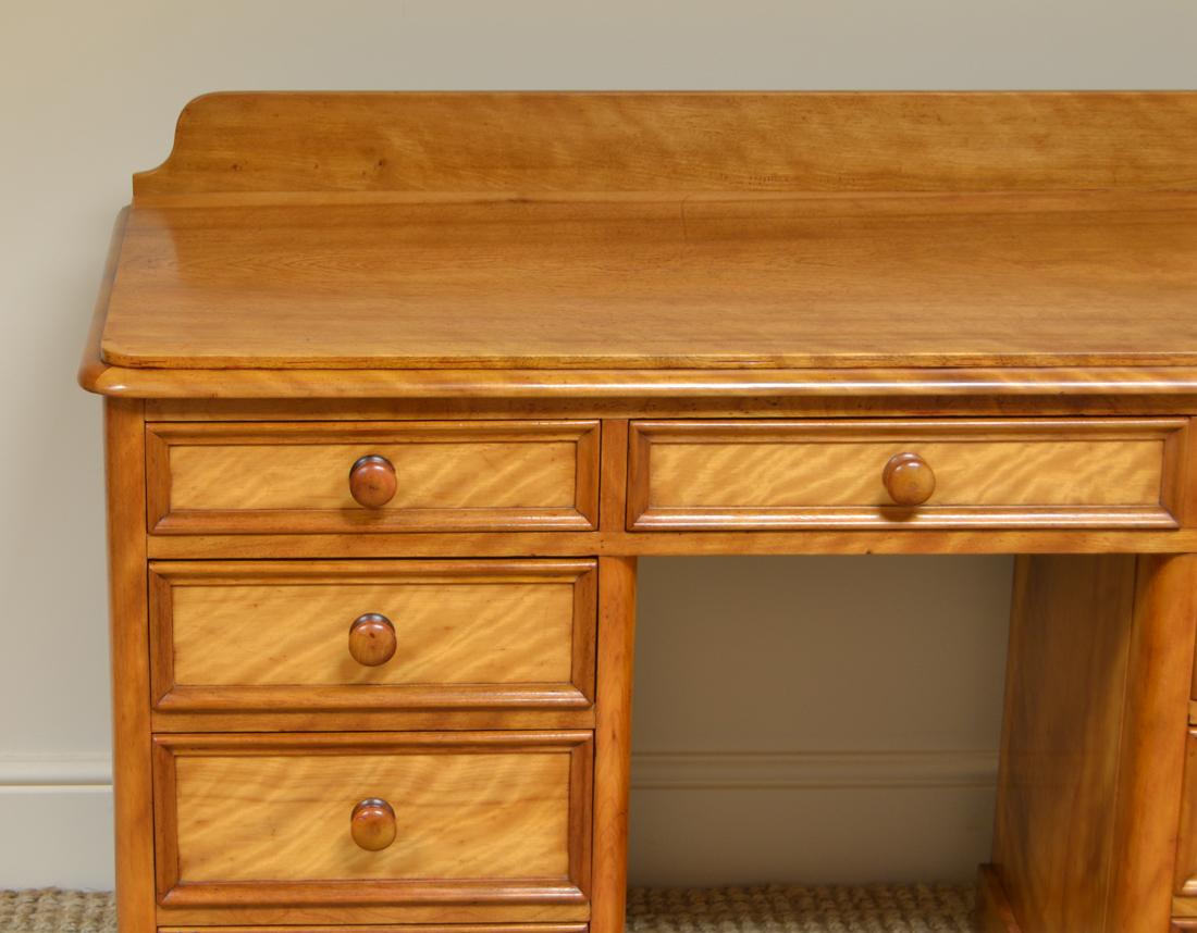 Satin Birch Victorian Antique Pedestal Desk In Good Condition In Link 59 Business Park, Clitheroe
