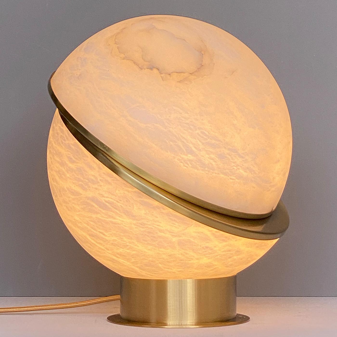 XXIe siècle et contemporain Lampe de bureau globe en laiton satiné et albâtre en vente