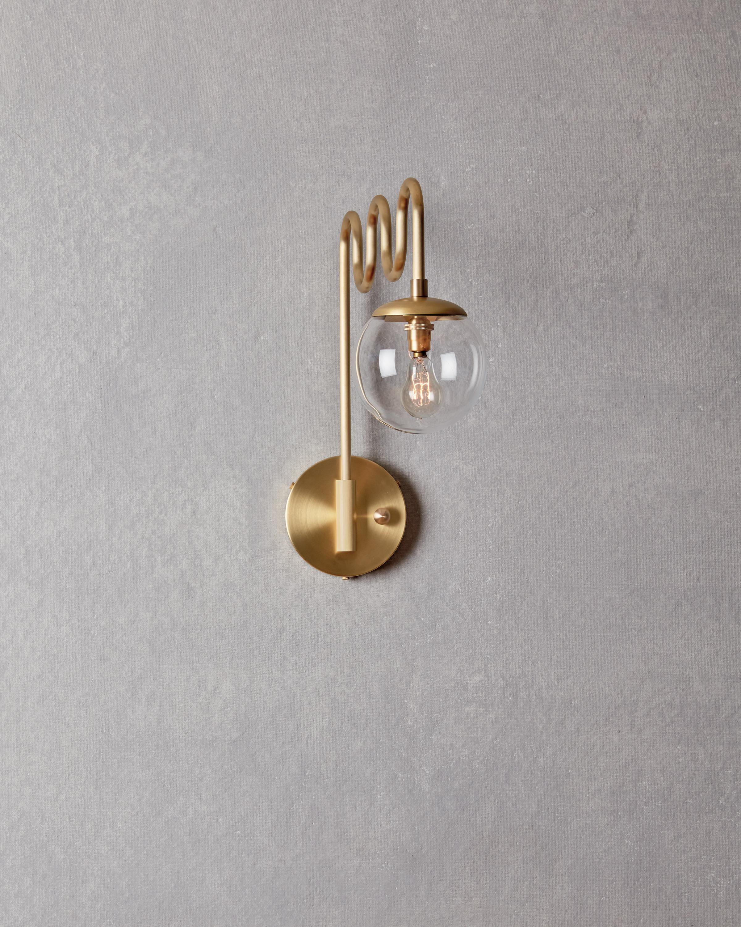 Moderno Sconce in ottone satinato Cecil - Globo in vetro trasparente in vendita