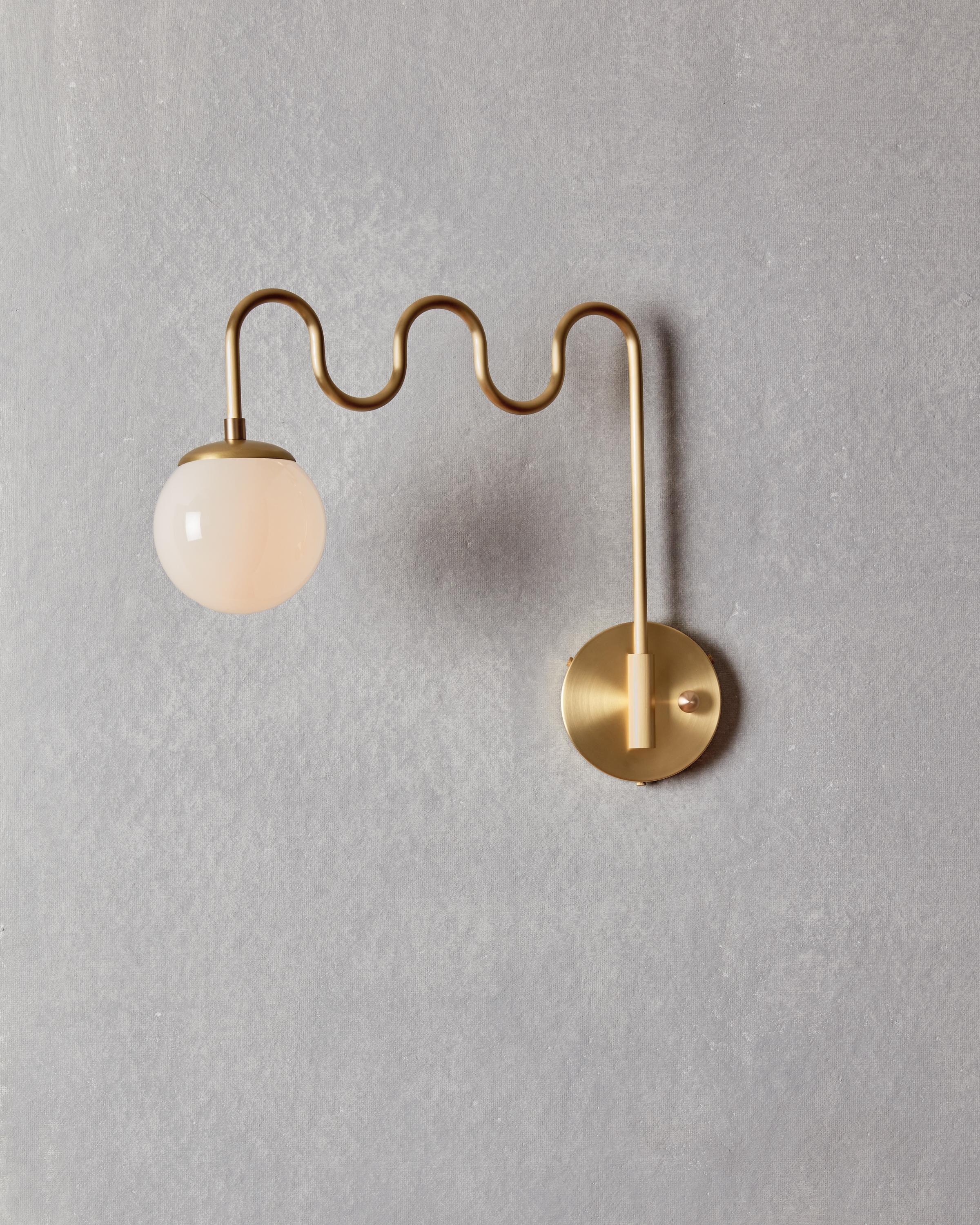 Americano Sconce Cecil in ottone satinato - Globo in vetro color latte in vendita