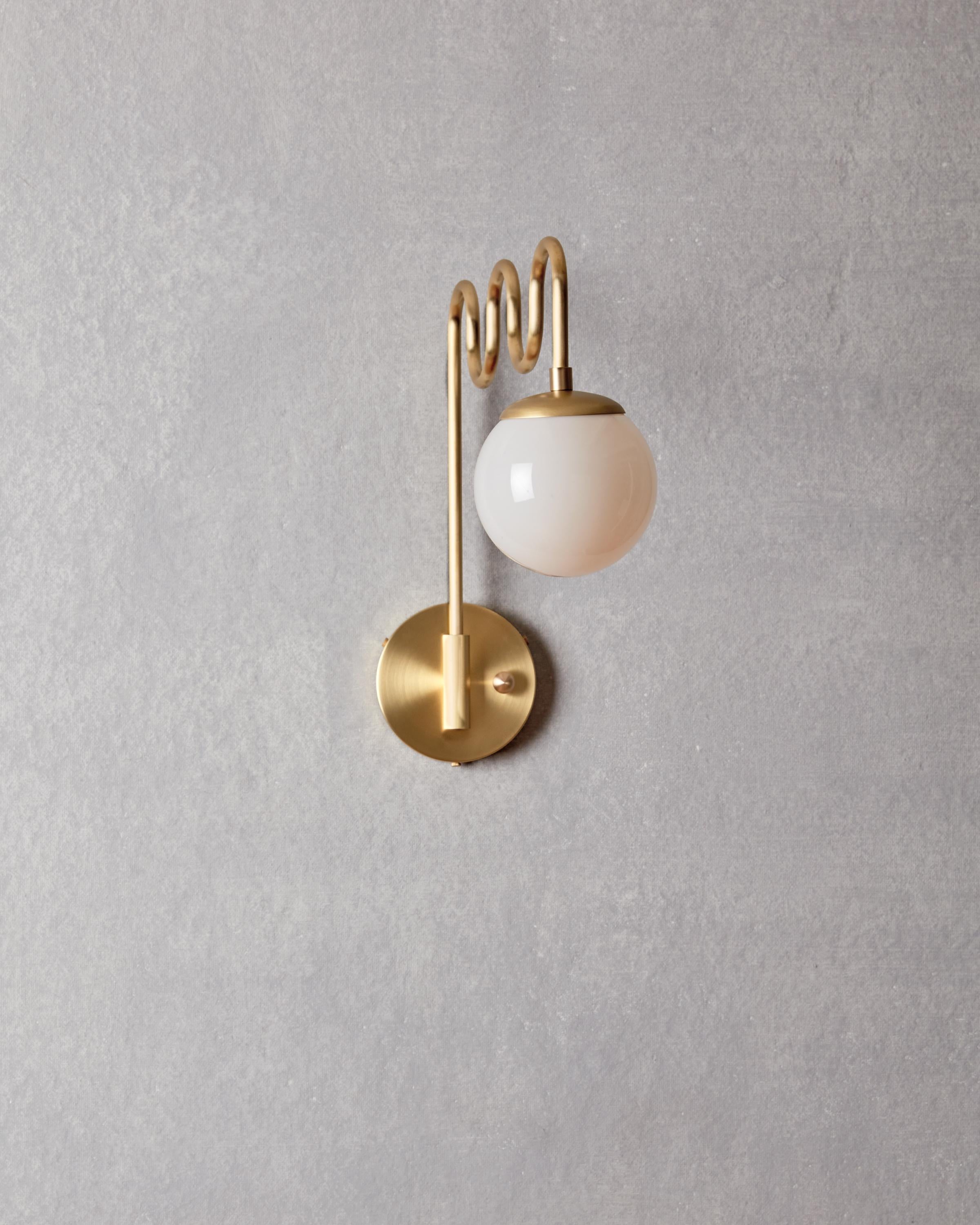Fatto a mano Sconce Cecil in ottone satinato - Globo in vetro color latte in vendita