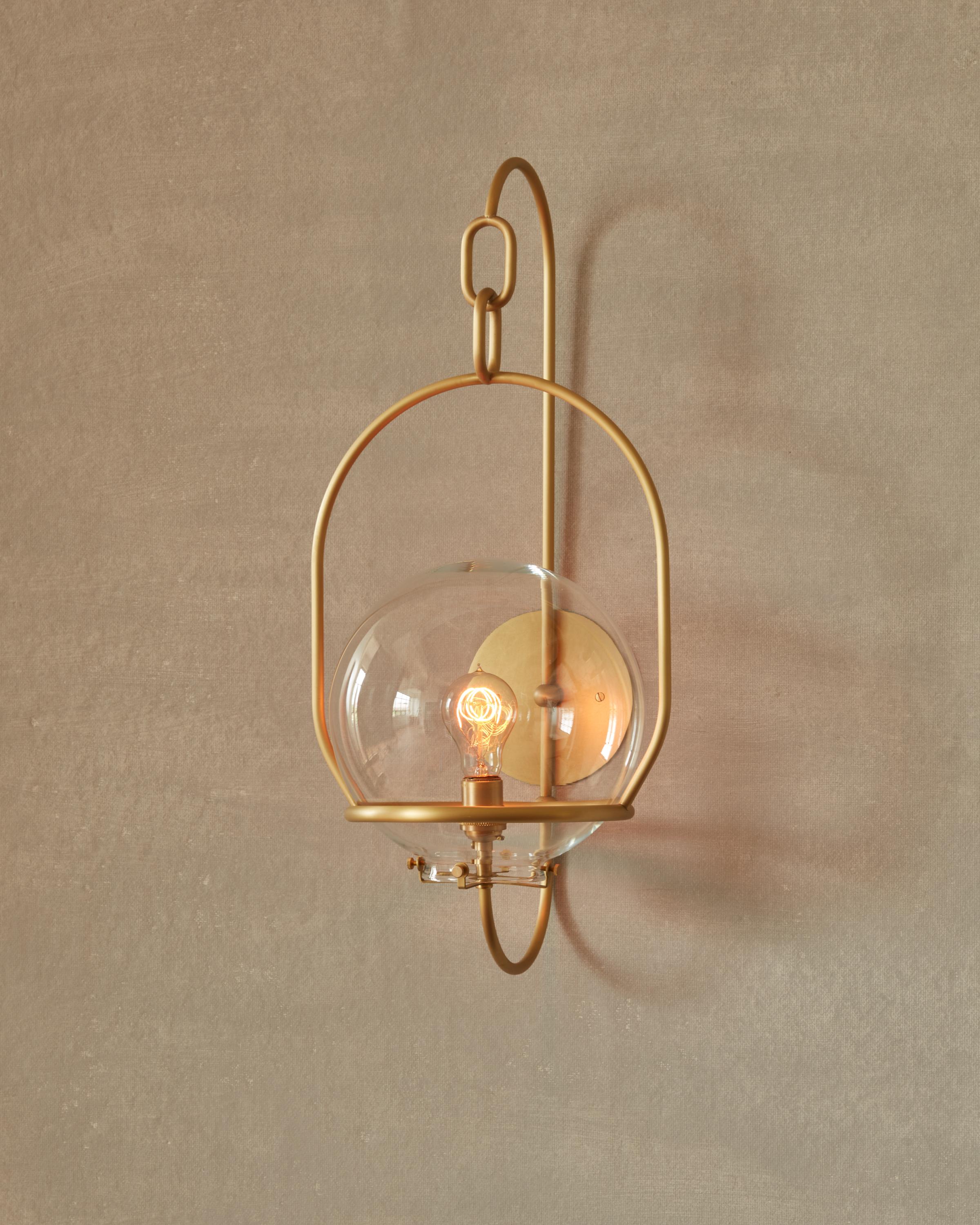 A timeless addition for an entryway rendered in bent brass, the Emil Wall Lantern is an updated classic with a nod to tradition. 

OVERALL DIMENSIONS
11