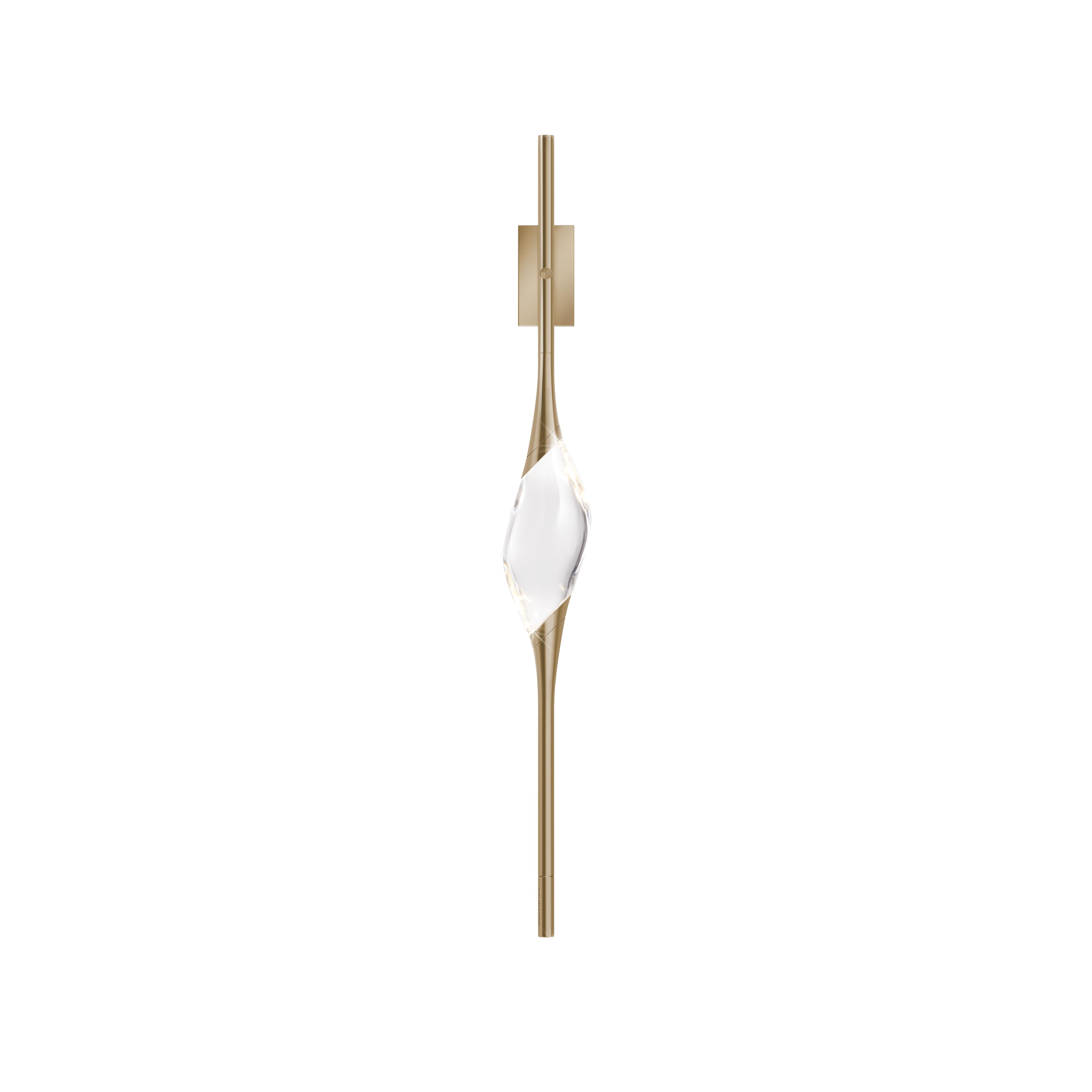 Aplique de pared Il Pezzo 12 de latón satinado by Il Pezzo Mancante
Dimensiones:  An 10 x Pr 9,5 x Al 85 cm
Materiales: Cristal macizo.
Peso: 4.5 kg. 

También disponible en distintos acabados bronce, latón satinado, oro, níquel, negro/oro. 

Il