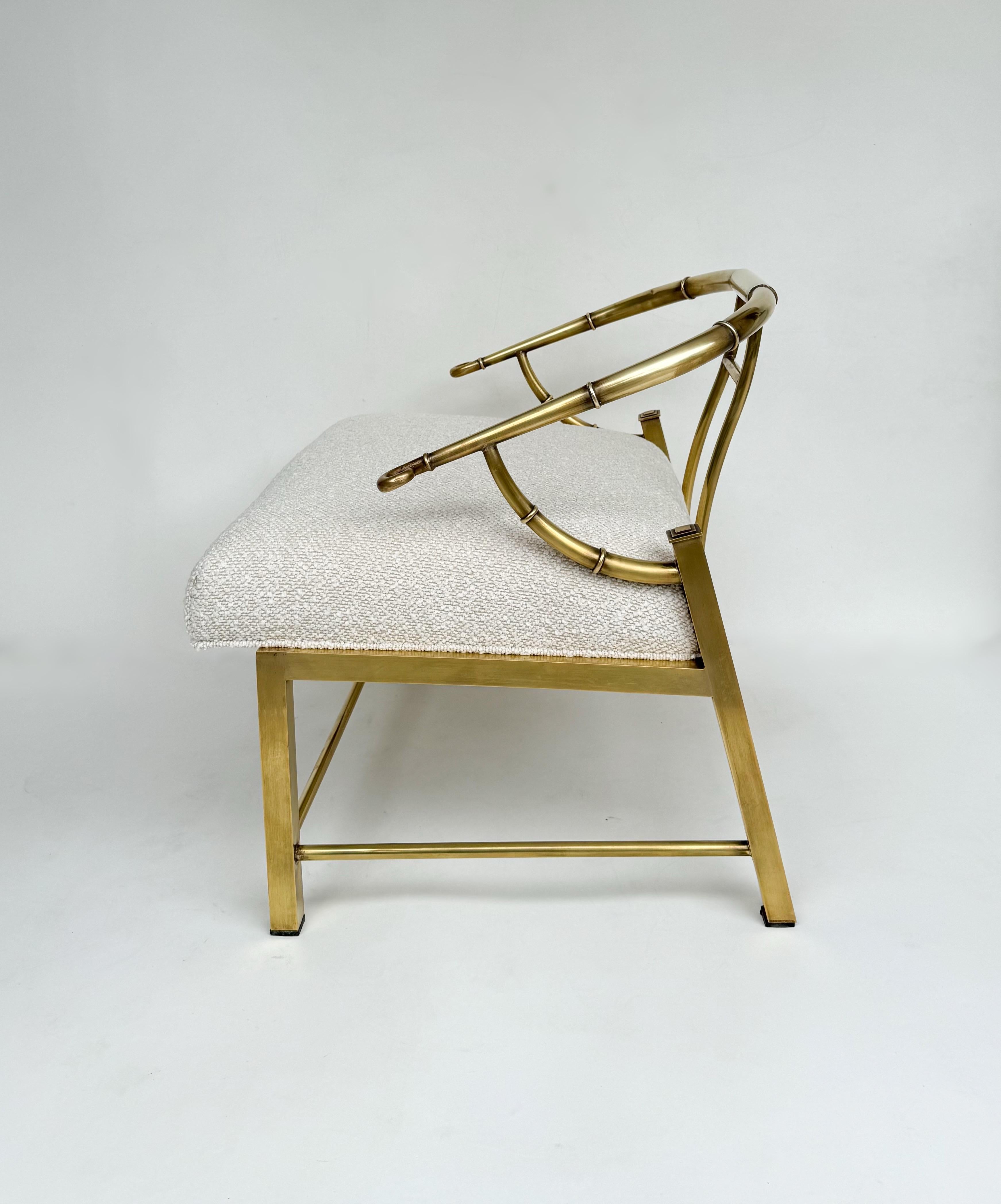 Sedia da salotto in ottone satinato del 1970 disegnata da Warren Lloyd per Mastercraft. 
La tappezzeria è nuova e il telaio è stato lucidato. 
Piccola ammaccatura sul braccio destro (vedi foto dettagliata). 

Misure: 