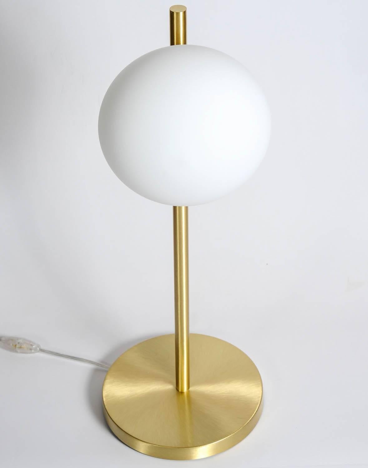 Moderne Lampe de table en laiton satiné avec globe rond en verre blanc en vente
