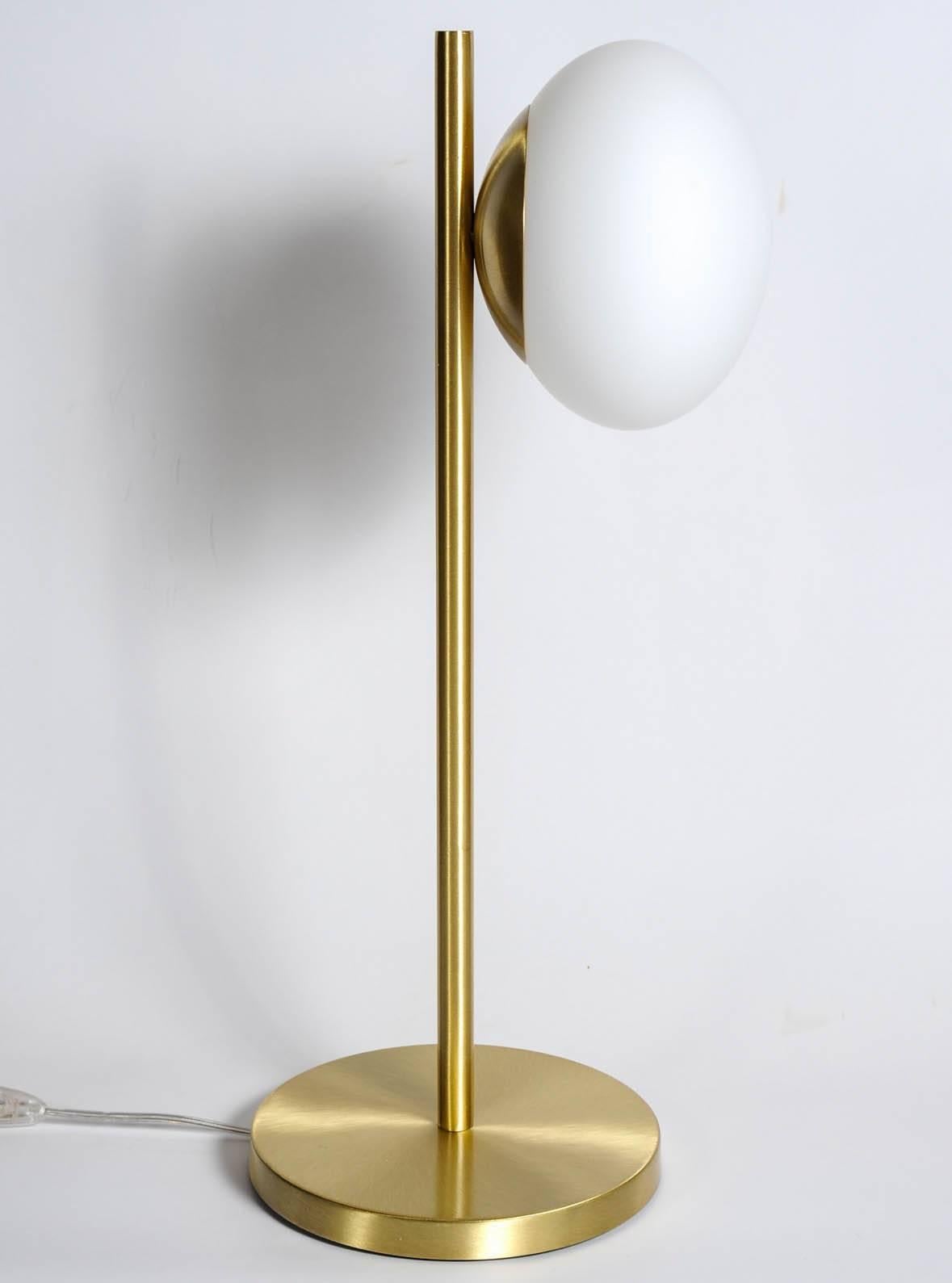 italien Lampe de table en laiton satiné avec globe rond en verre blanc en vente