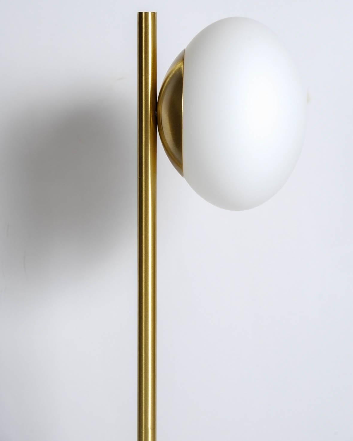 Lampe de table en laiton satiné avec globe rond en verre blanc Excellent état - En vente à Saint-Ouen, IDF