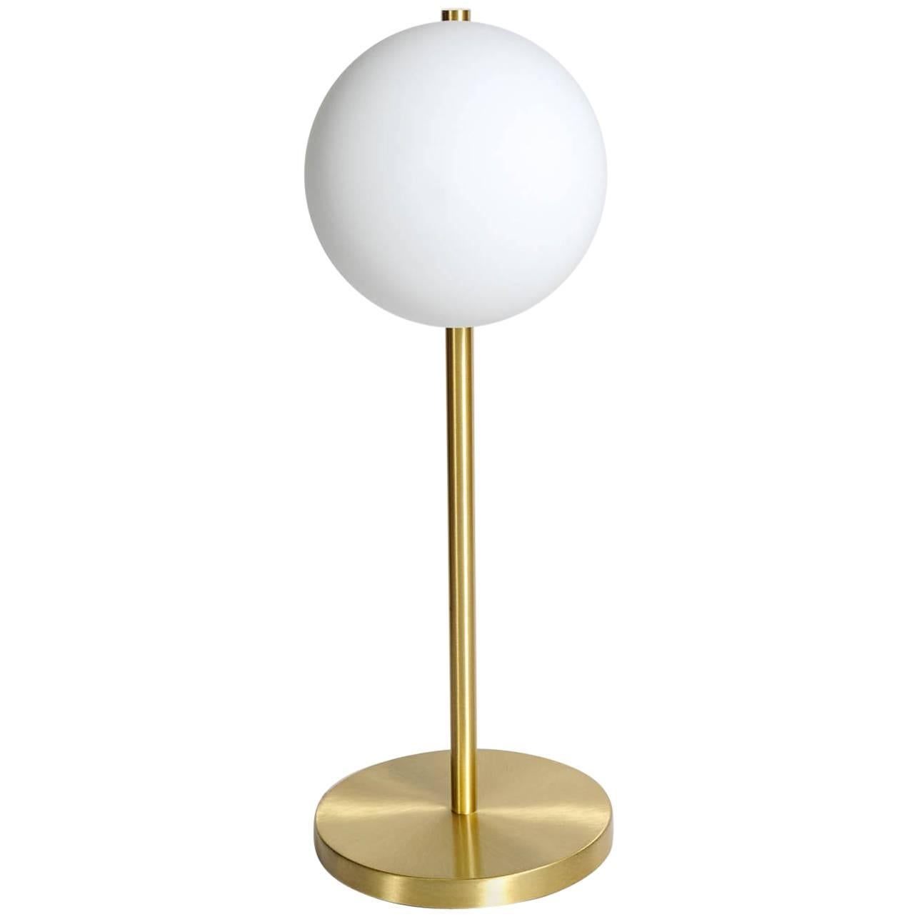 Lampada da tavolo in ottone satinato con globo di vetro bianco rotondo