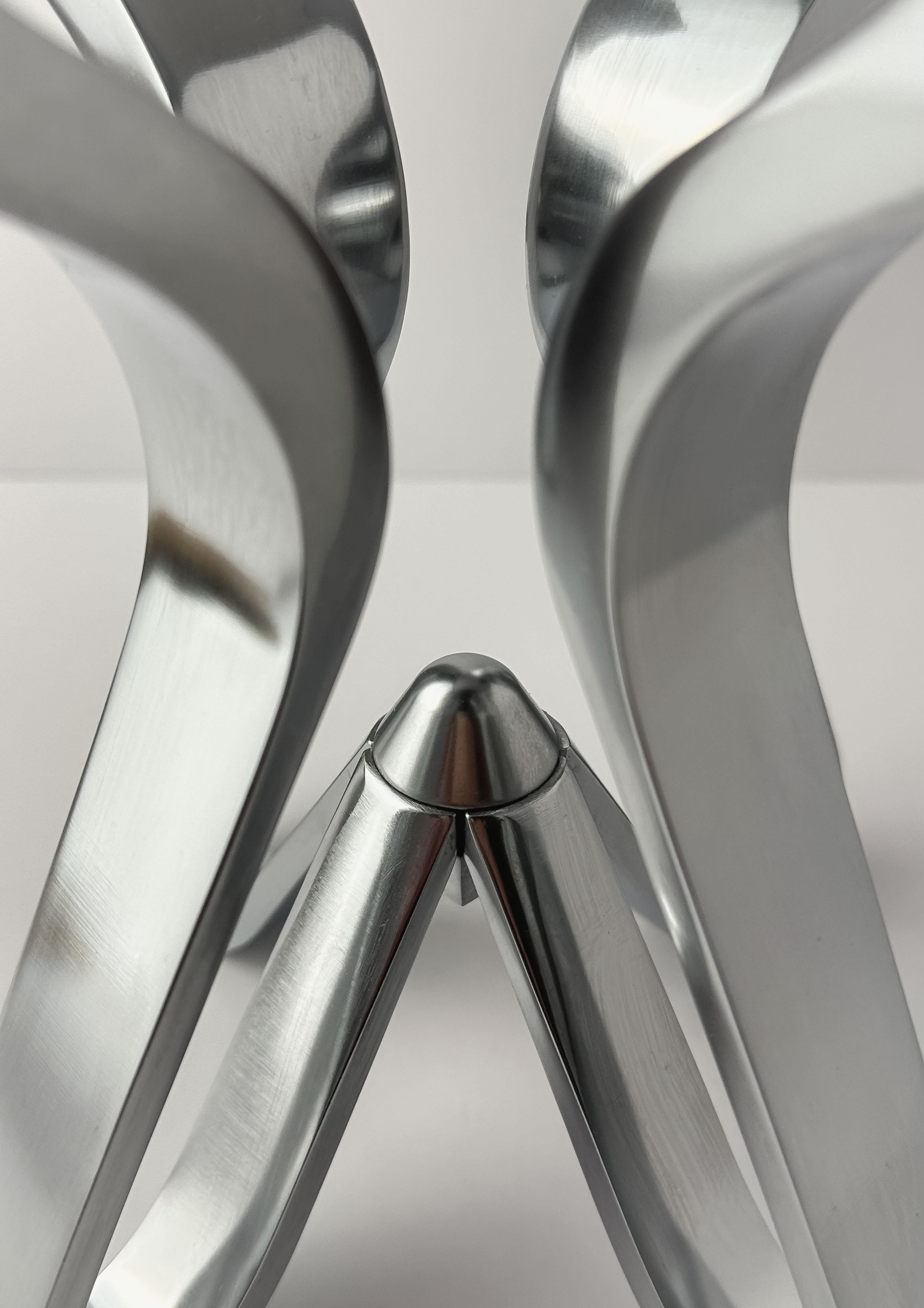 Placcato Candelabro in metallo satinato cromato dal design moderno - Chorus by Karim Rashid  2004 in vendita