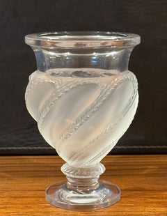 Vase aus satiniertem Kristall „Ermenonville“ von Lalique aus Frankreich