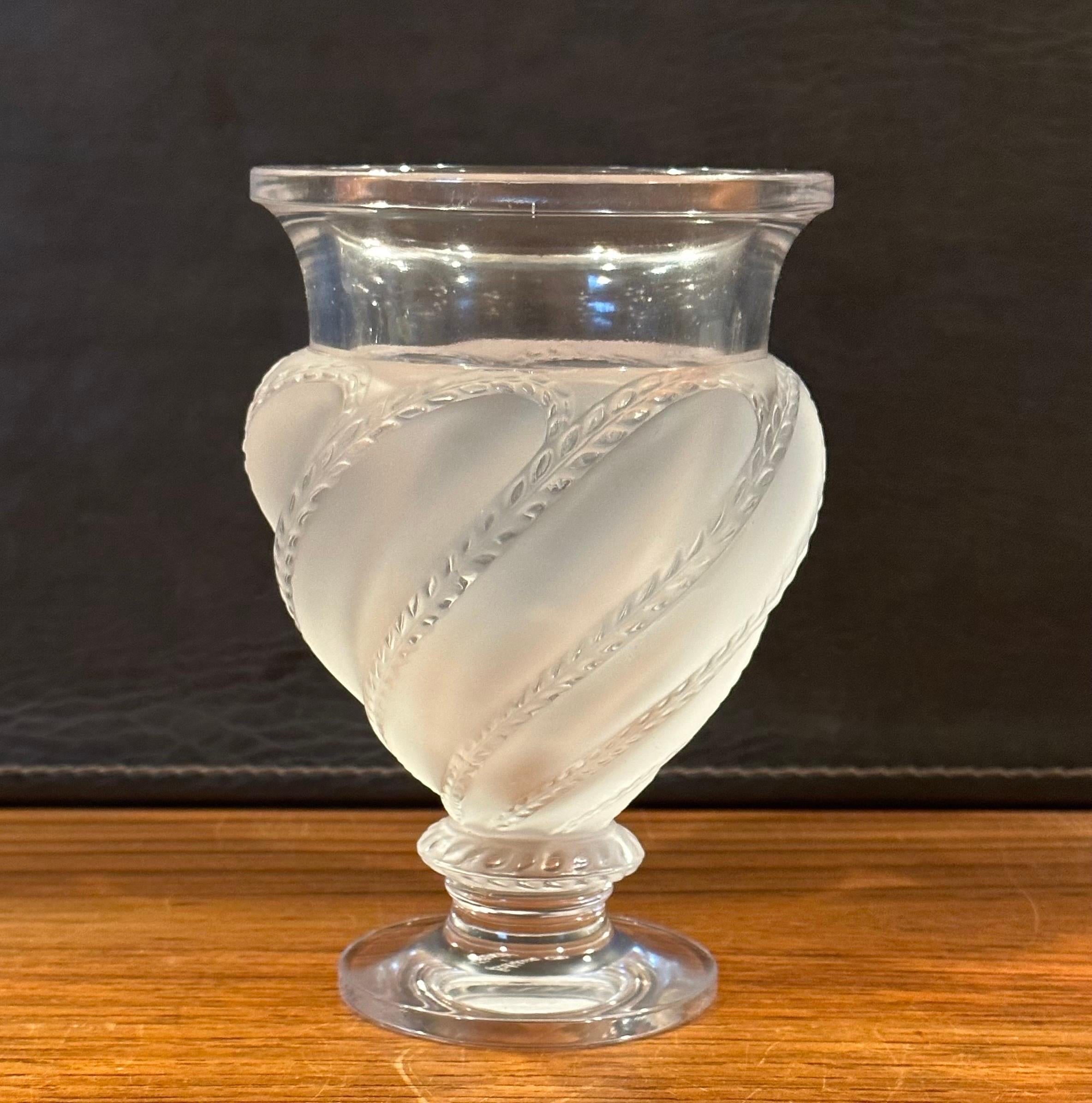 Cristal Vase Ermenonville de Lalique de France en vente