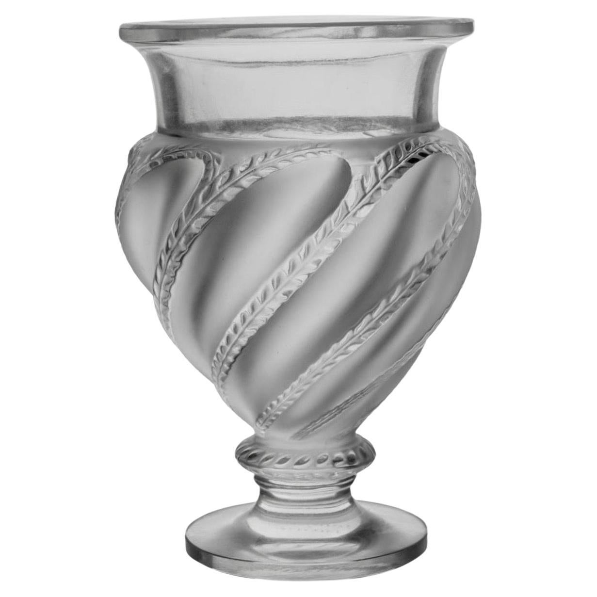 Vase aus satiniertem Kristall „Ermenonville“ von Lalique aus Frankreich